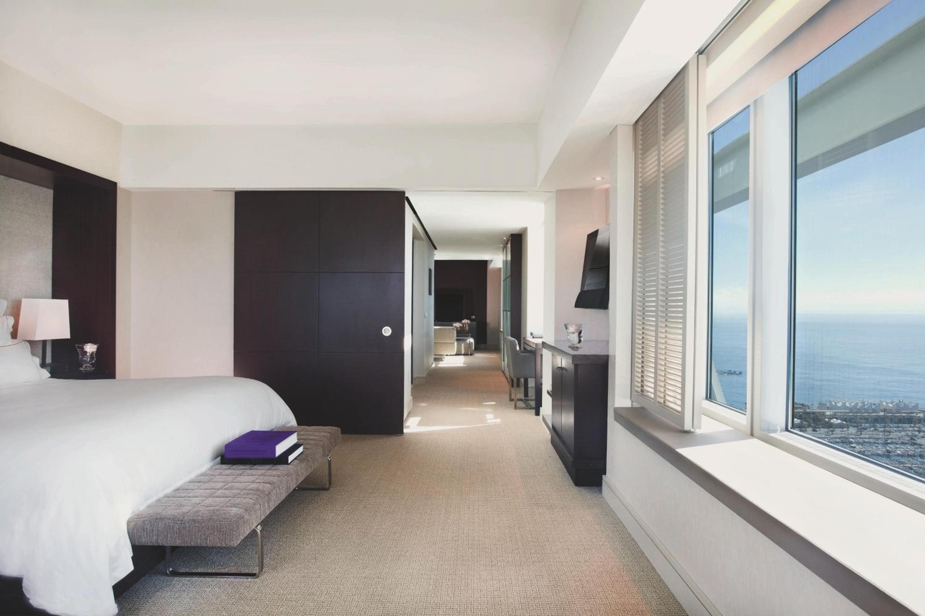 One-Bedroom King Suite with Seafront View