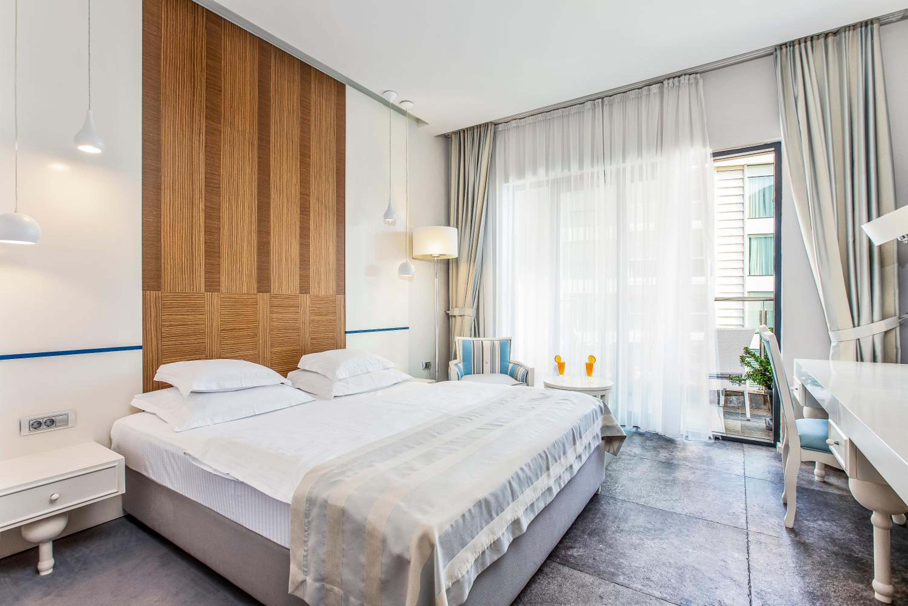 Family Room with Balcony and Sea View