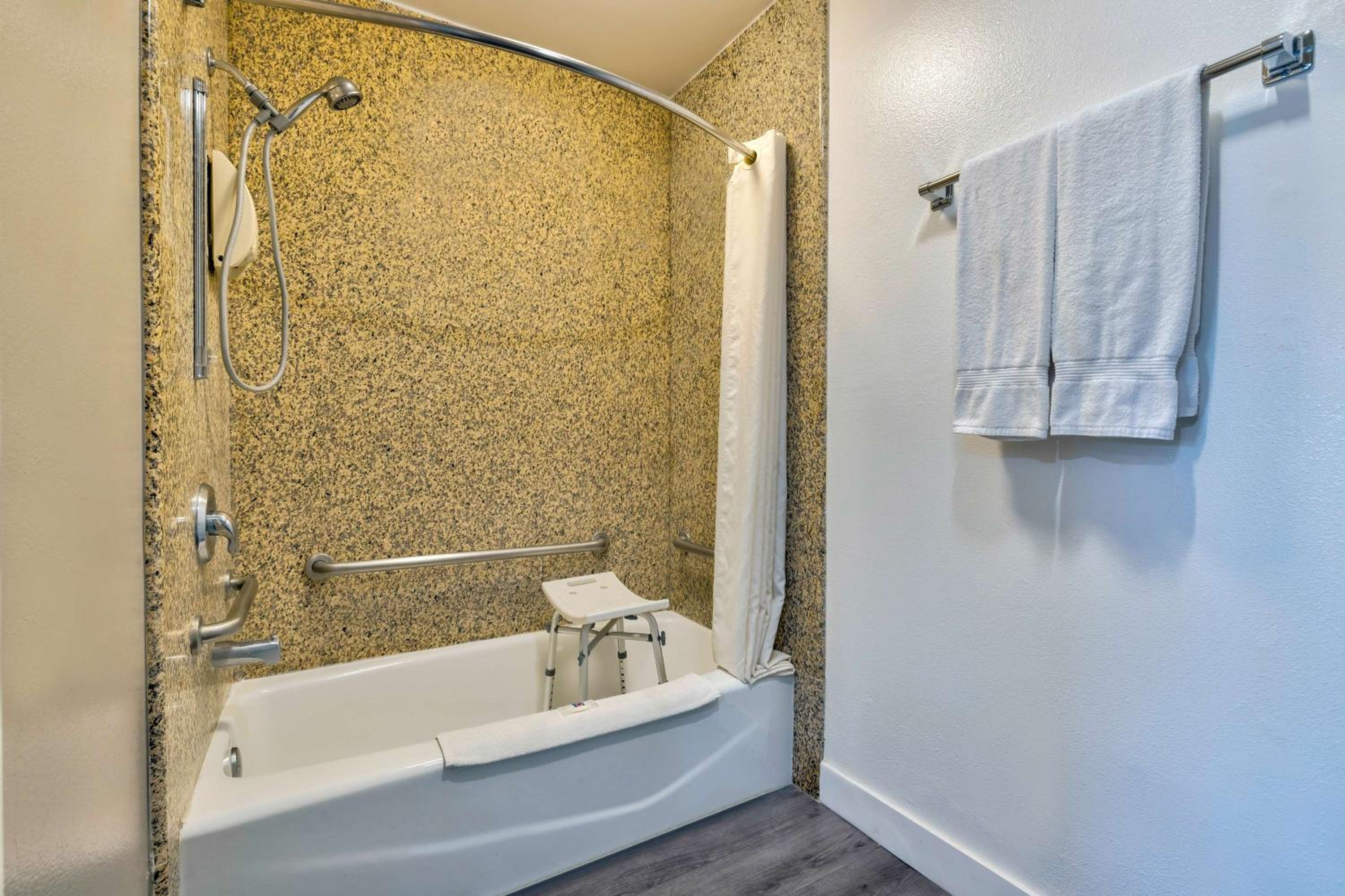 Queen Room - Disability Access - Non-Smoking