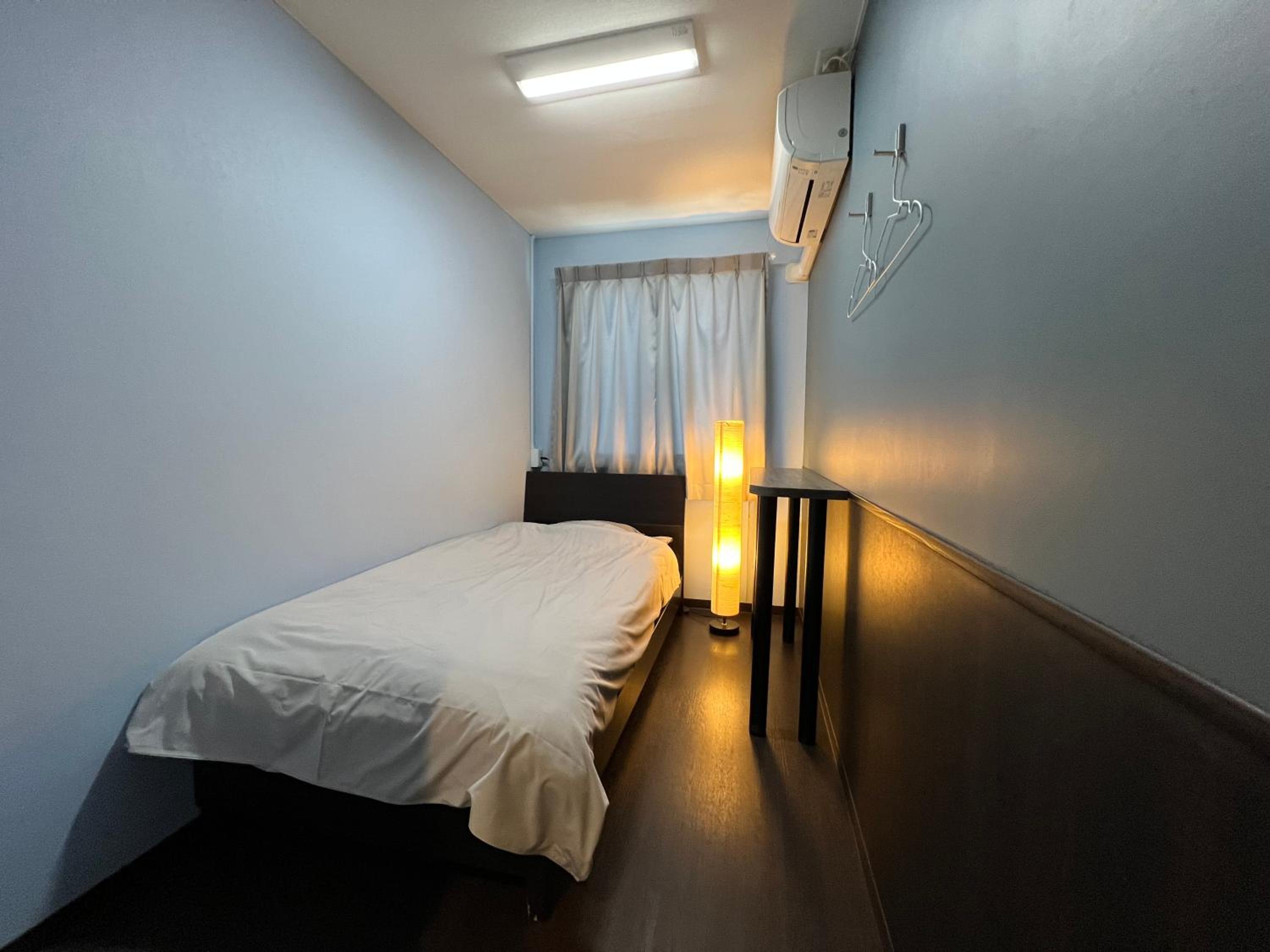 Single Room with Shared Bathroom - Non-Smoking