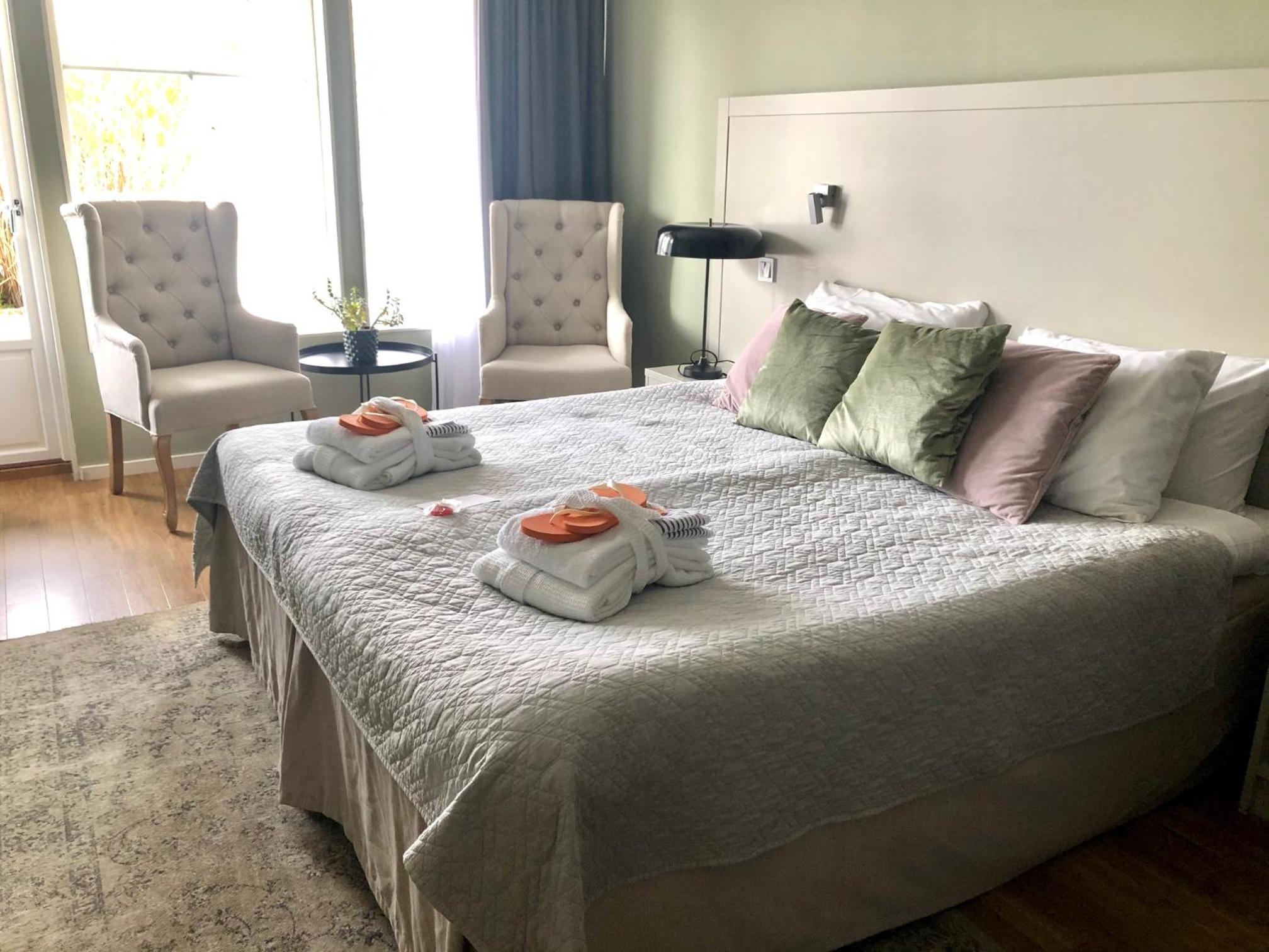 Deluxe Double Room with Side Sea View