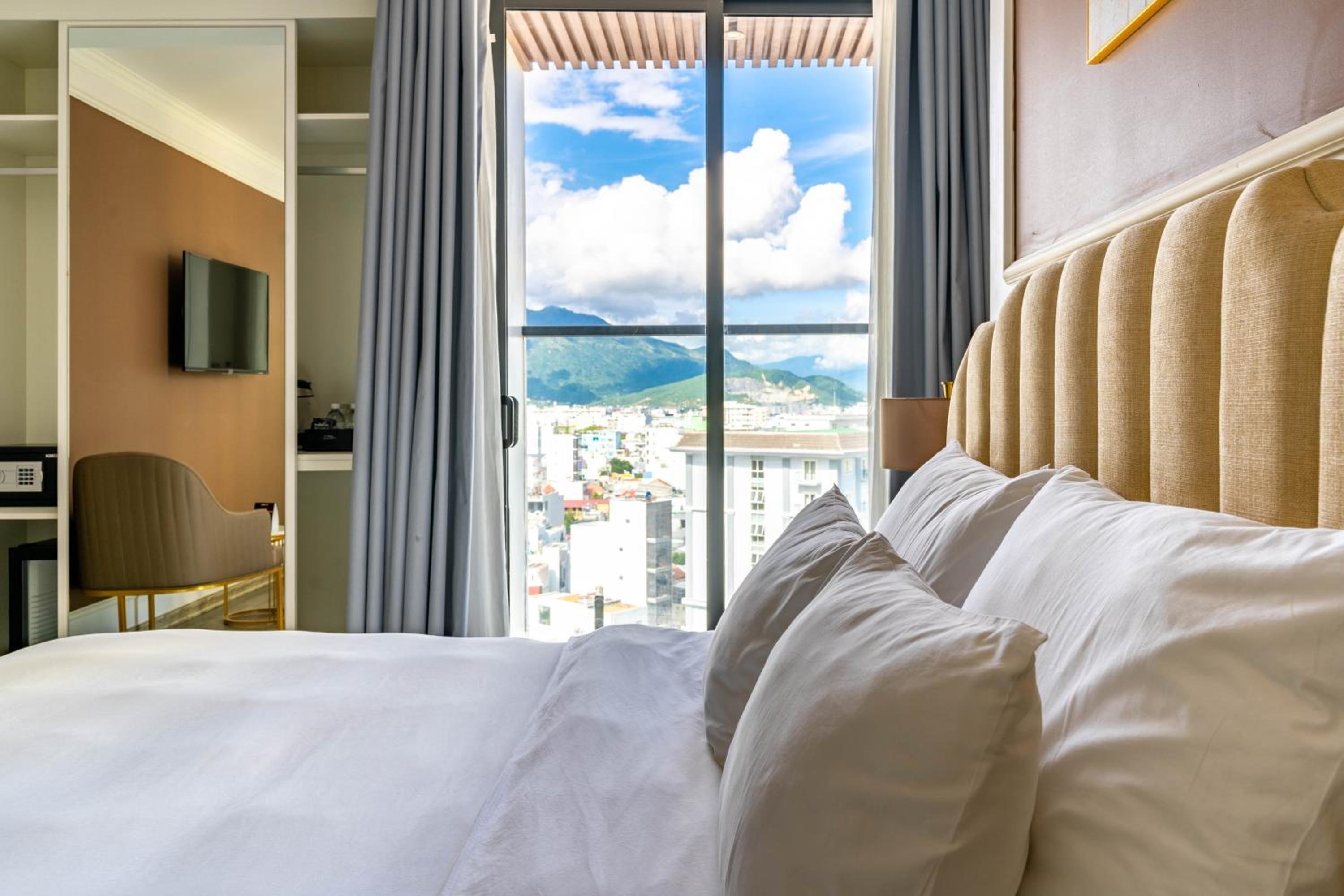 Deluxe Double or Twin Room with City View