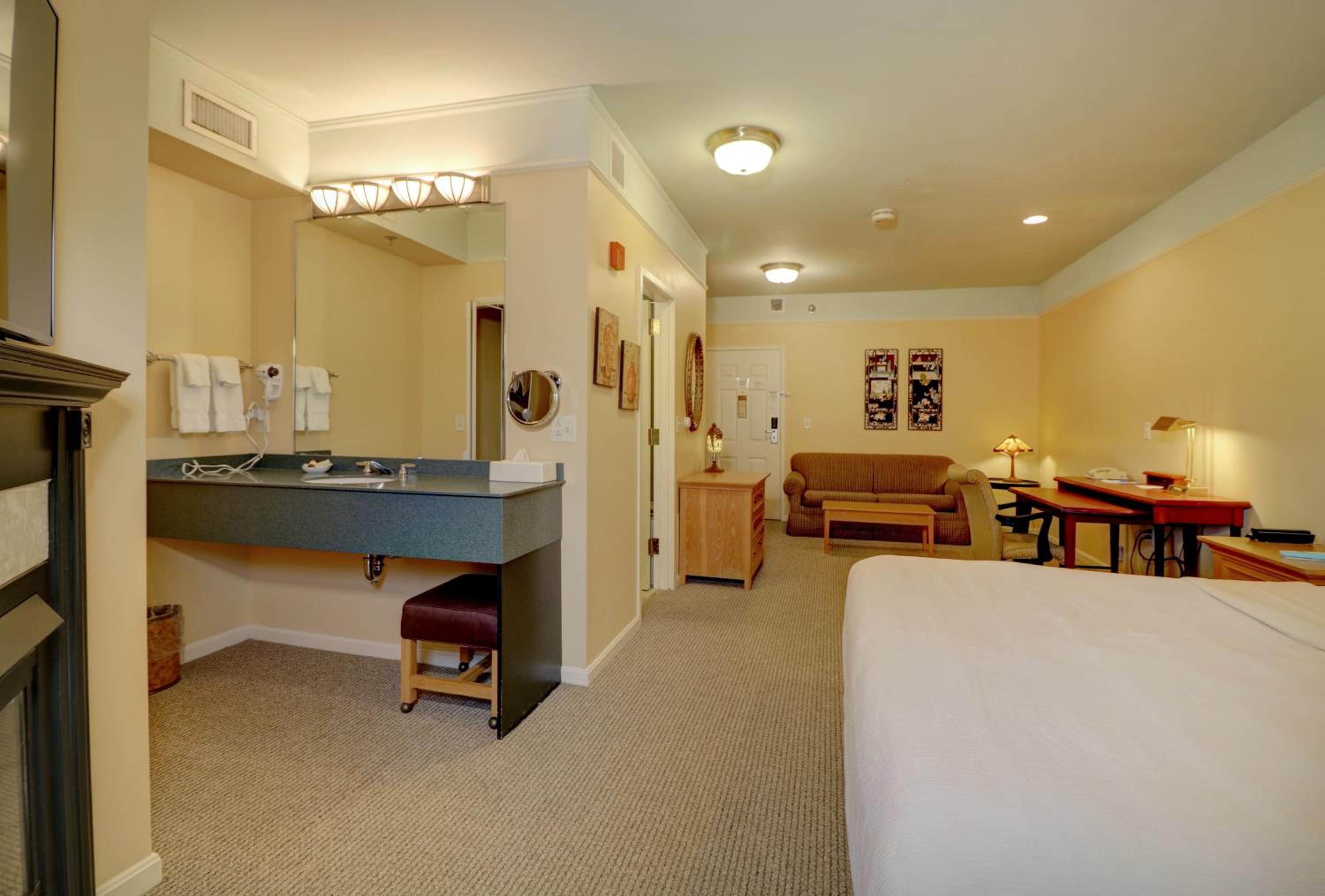 Spa Suite 1 King with Balcony