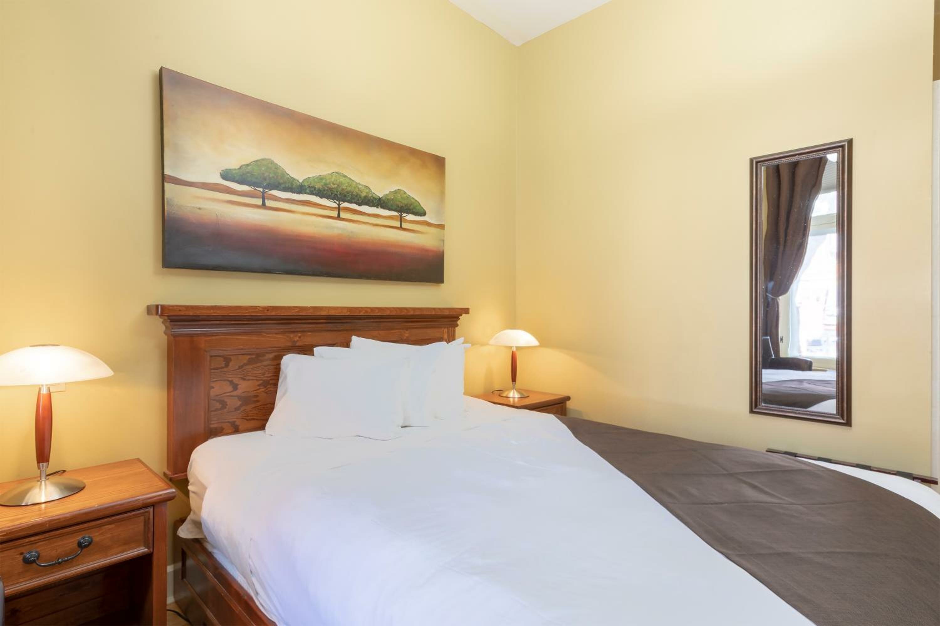 Standard Room with Queen Bed