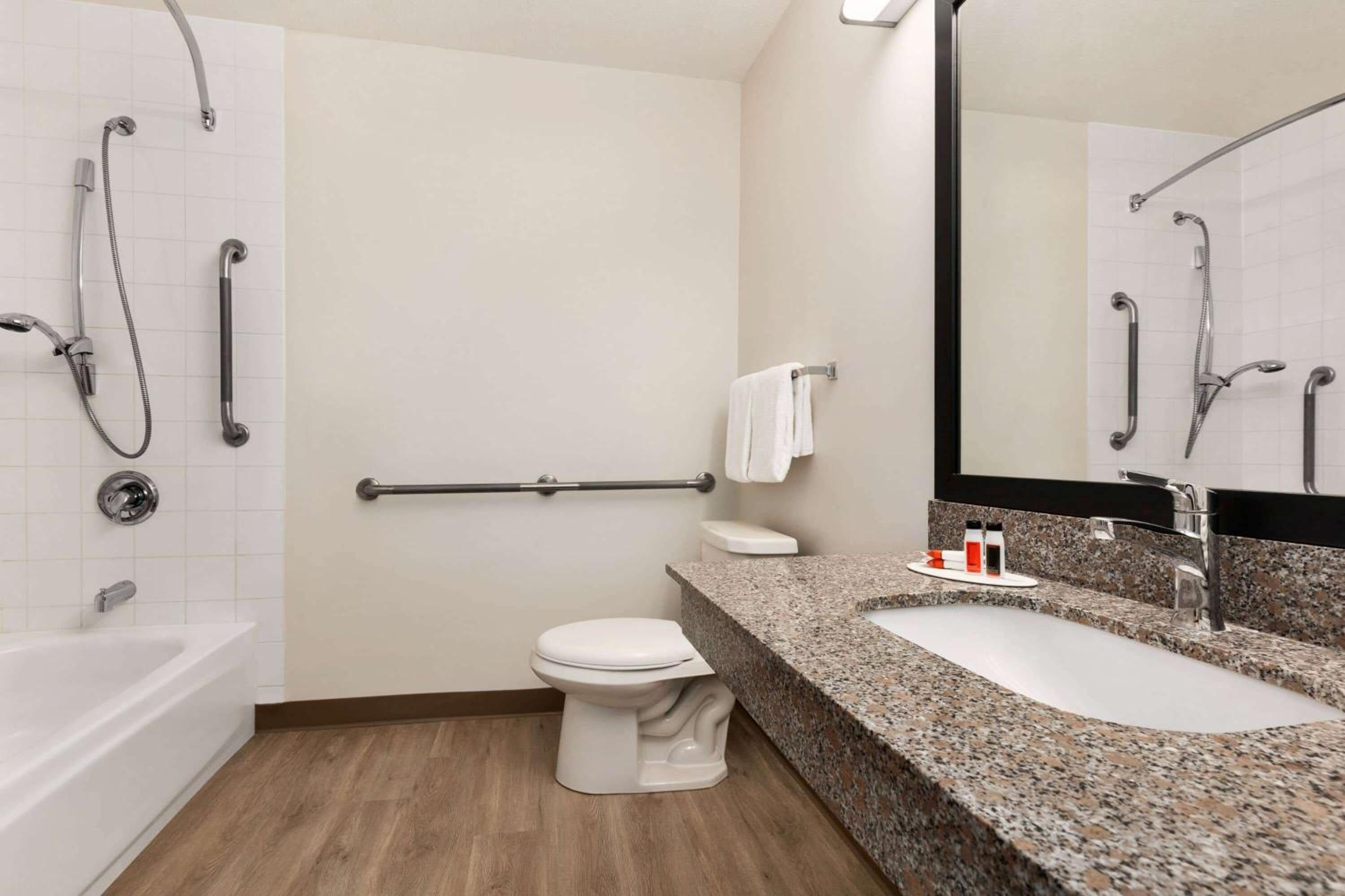 Queen Room with Bath Tub - Mobility Accessible/Non-Smoking