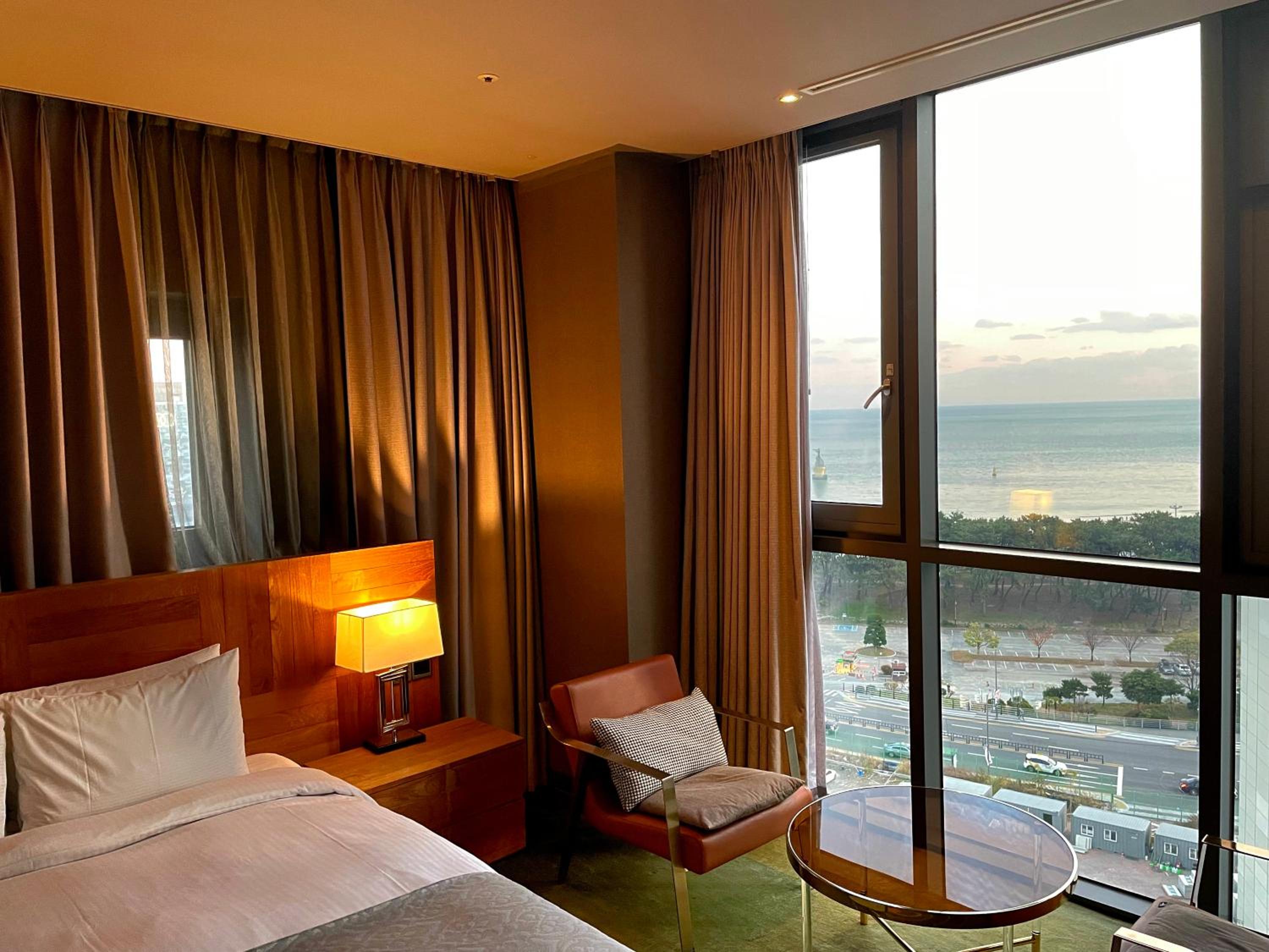 Special Offer - Deluxe King Room with Free Mini-bar and Parking