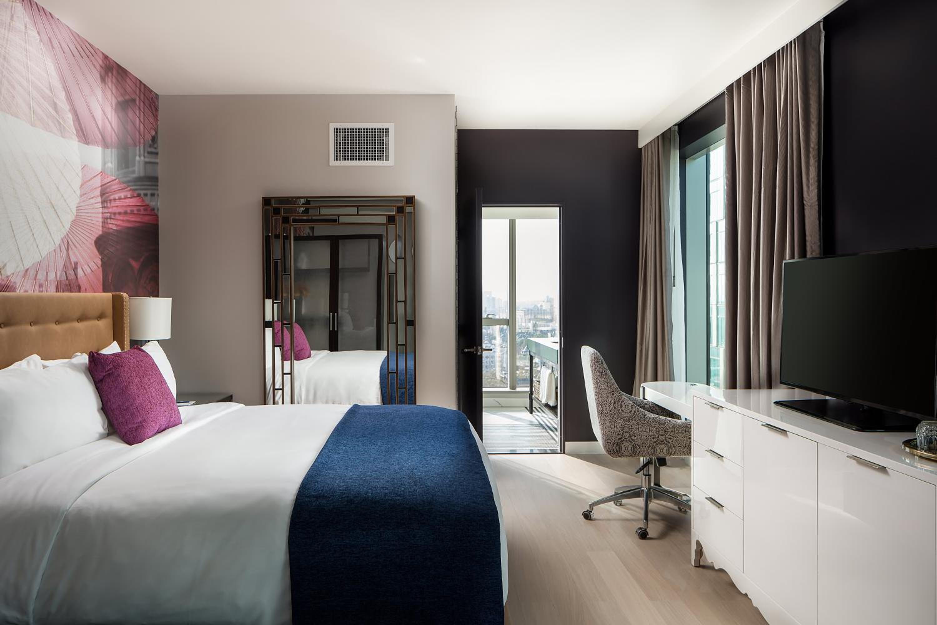 Junior King Suite with City View