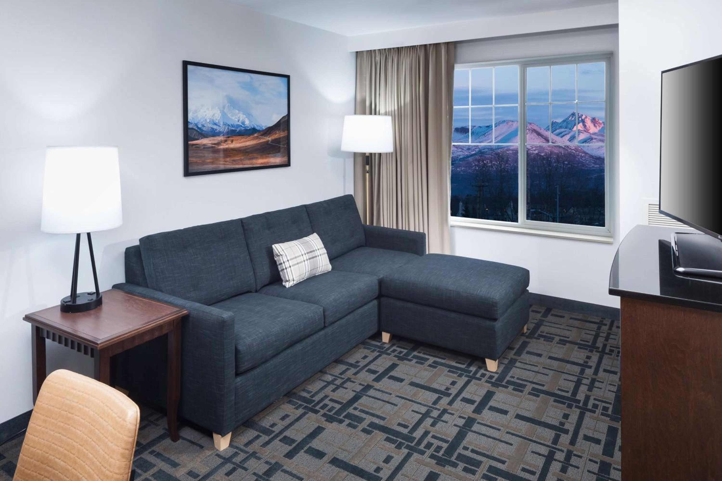 King Suite with Mountain View