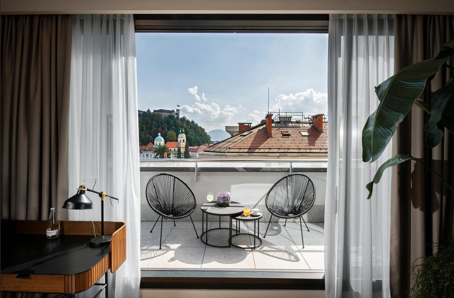 "Above the City" Suite with Terrace and Castle View