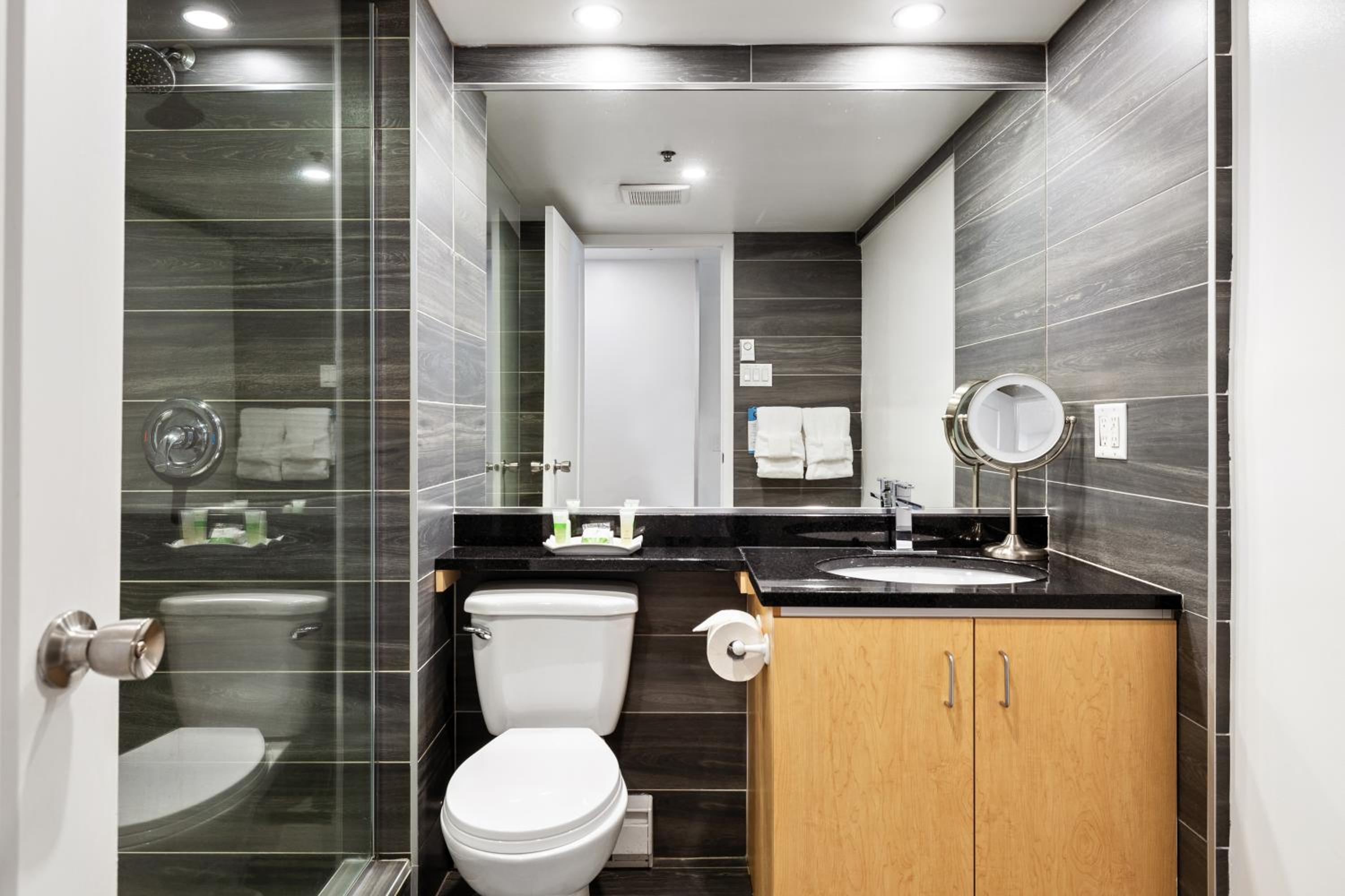 Superior Suite / Full Kitchen / Animals Not Permitted