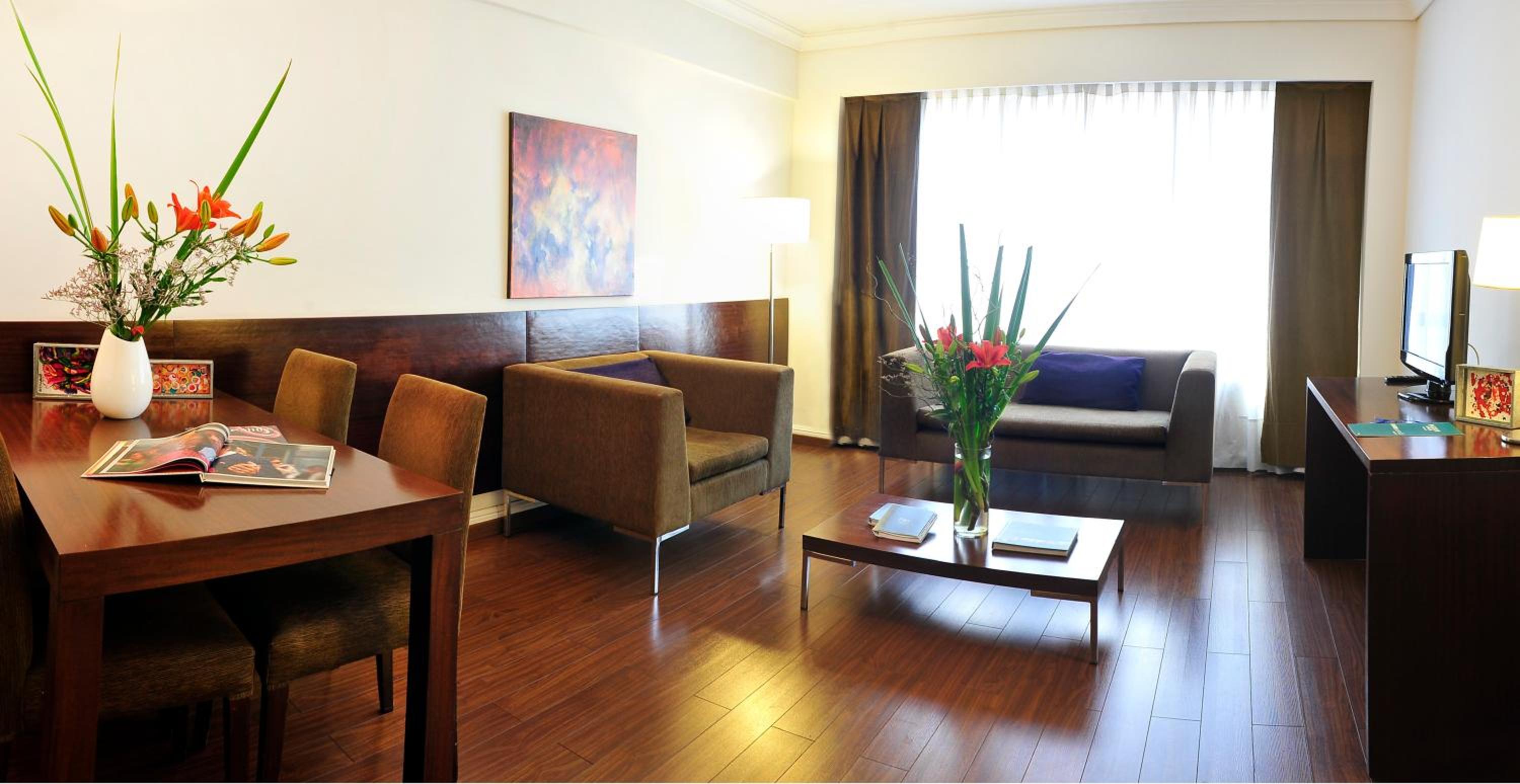 Queen Suite - Non-Smoking