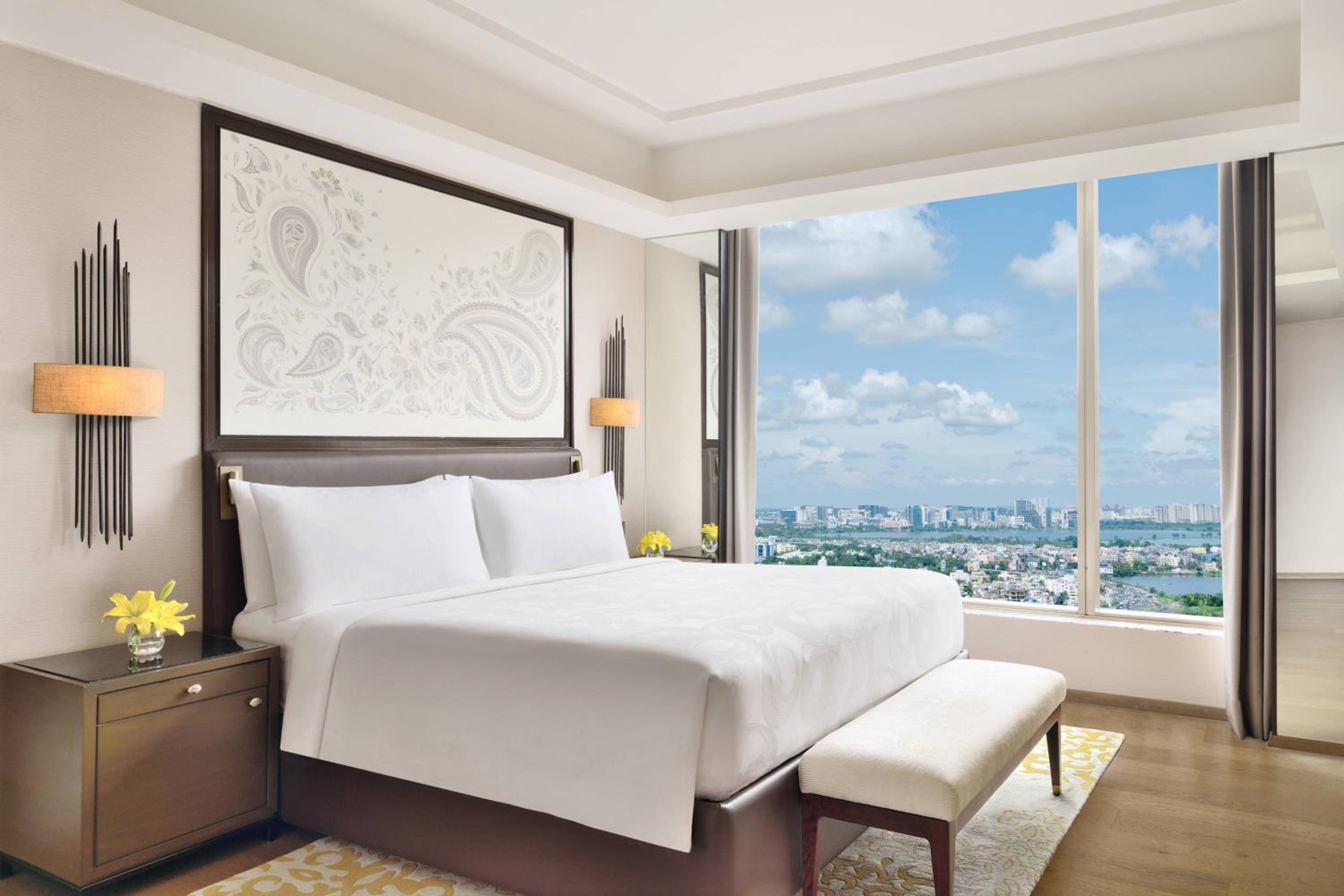 Deluxe Suite with Executive Lounge Access & Two way Airport Transfer