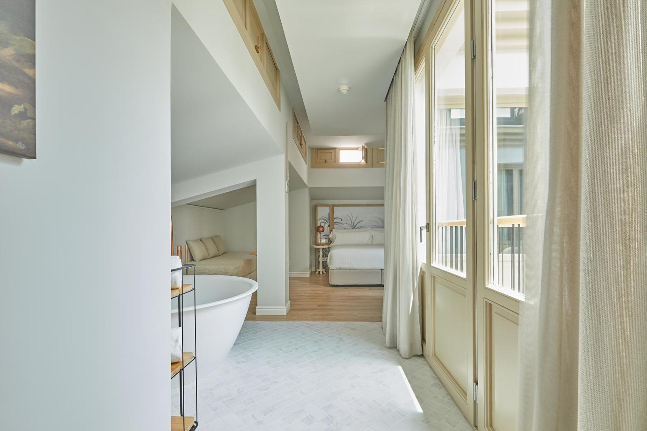 Junior Suite with Bathtub