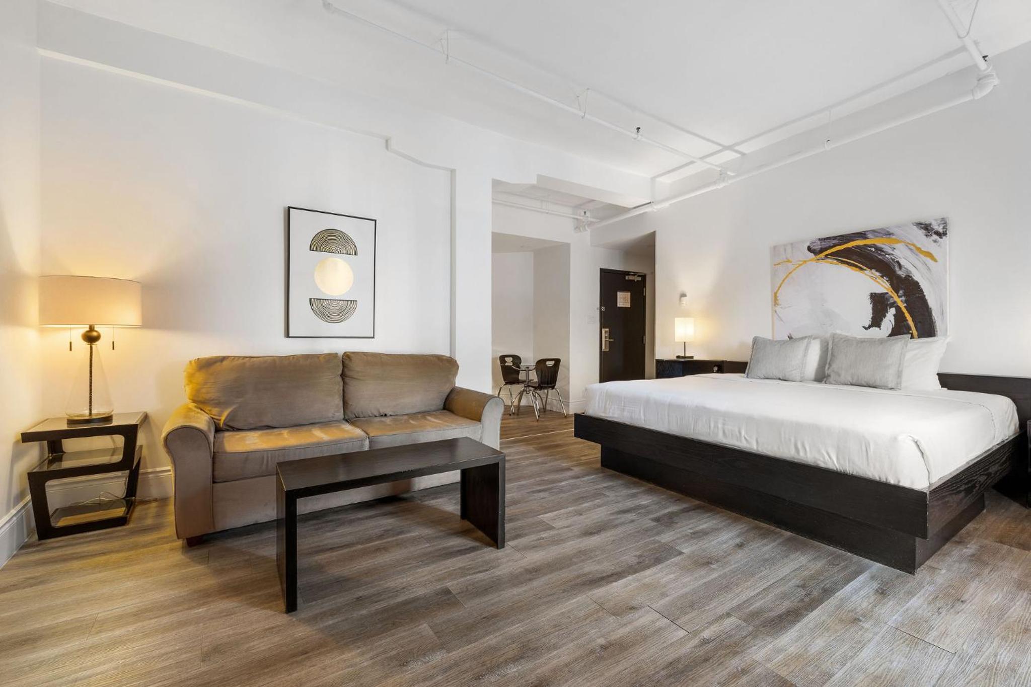 Deluxe Plus Room / Kitchenette / Animals Permitted on 1st floor ($)