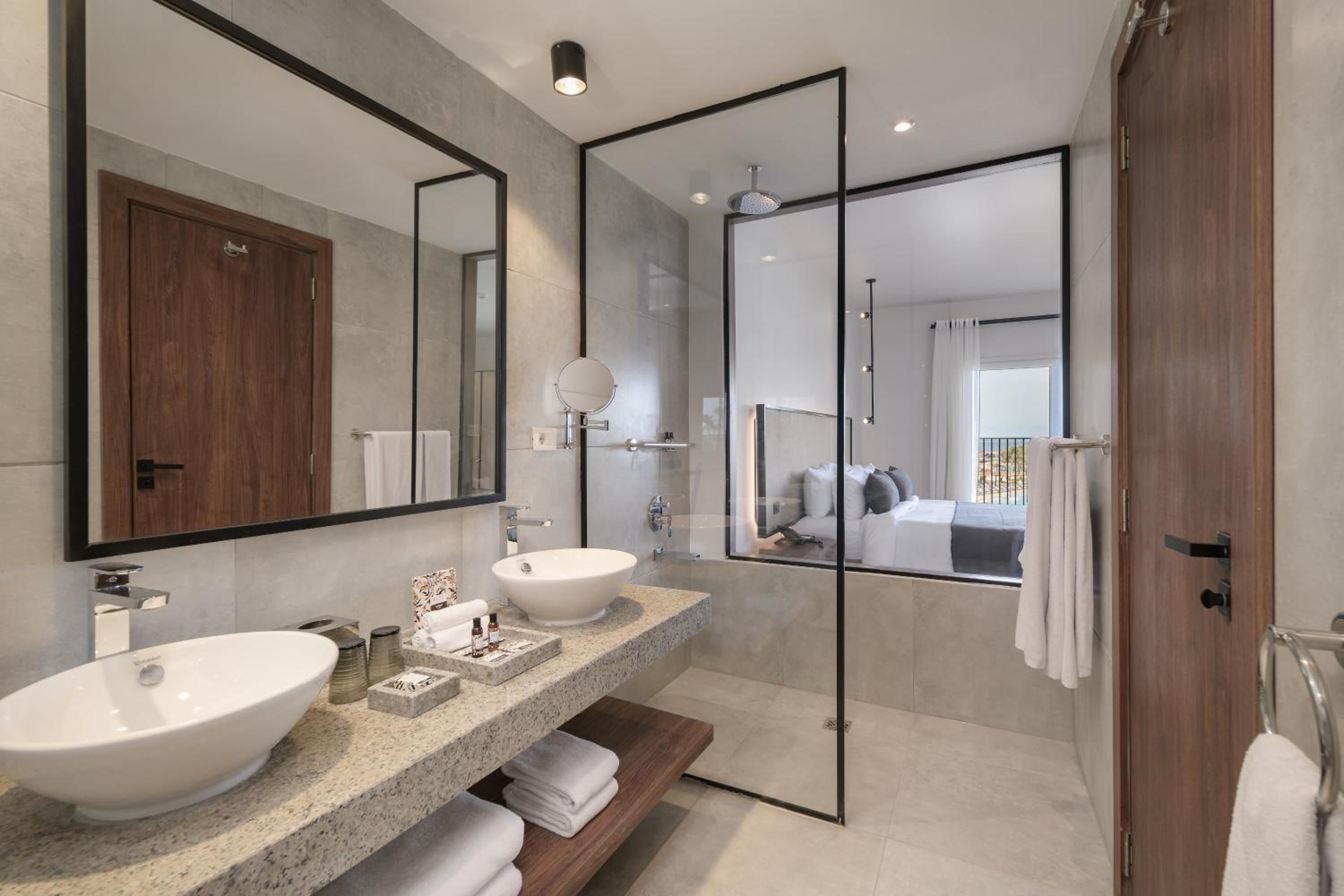 Penthouse Suite - Pool View