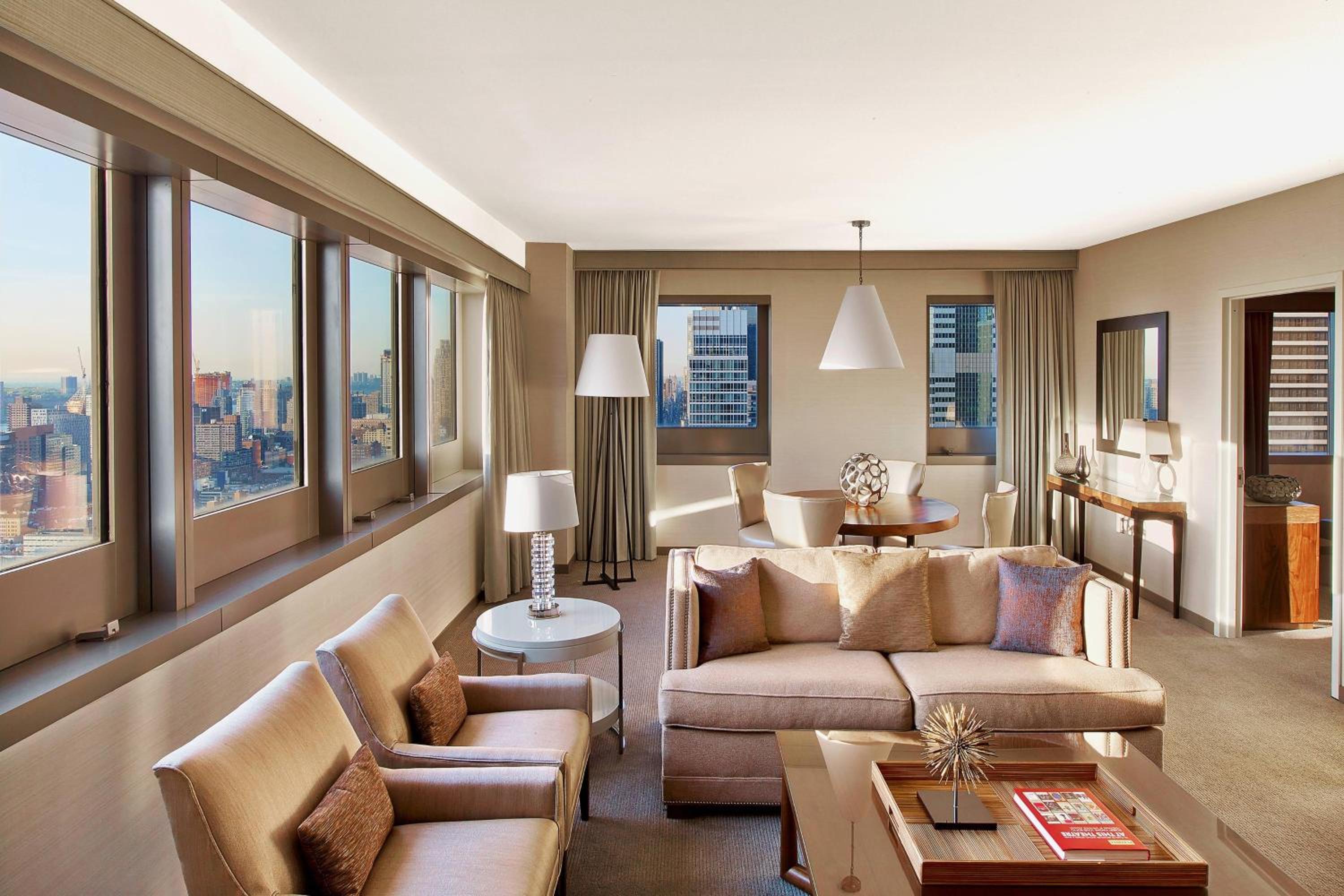 One-Bedroom Suite, 1 King, Sofa bed, Skyline view