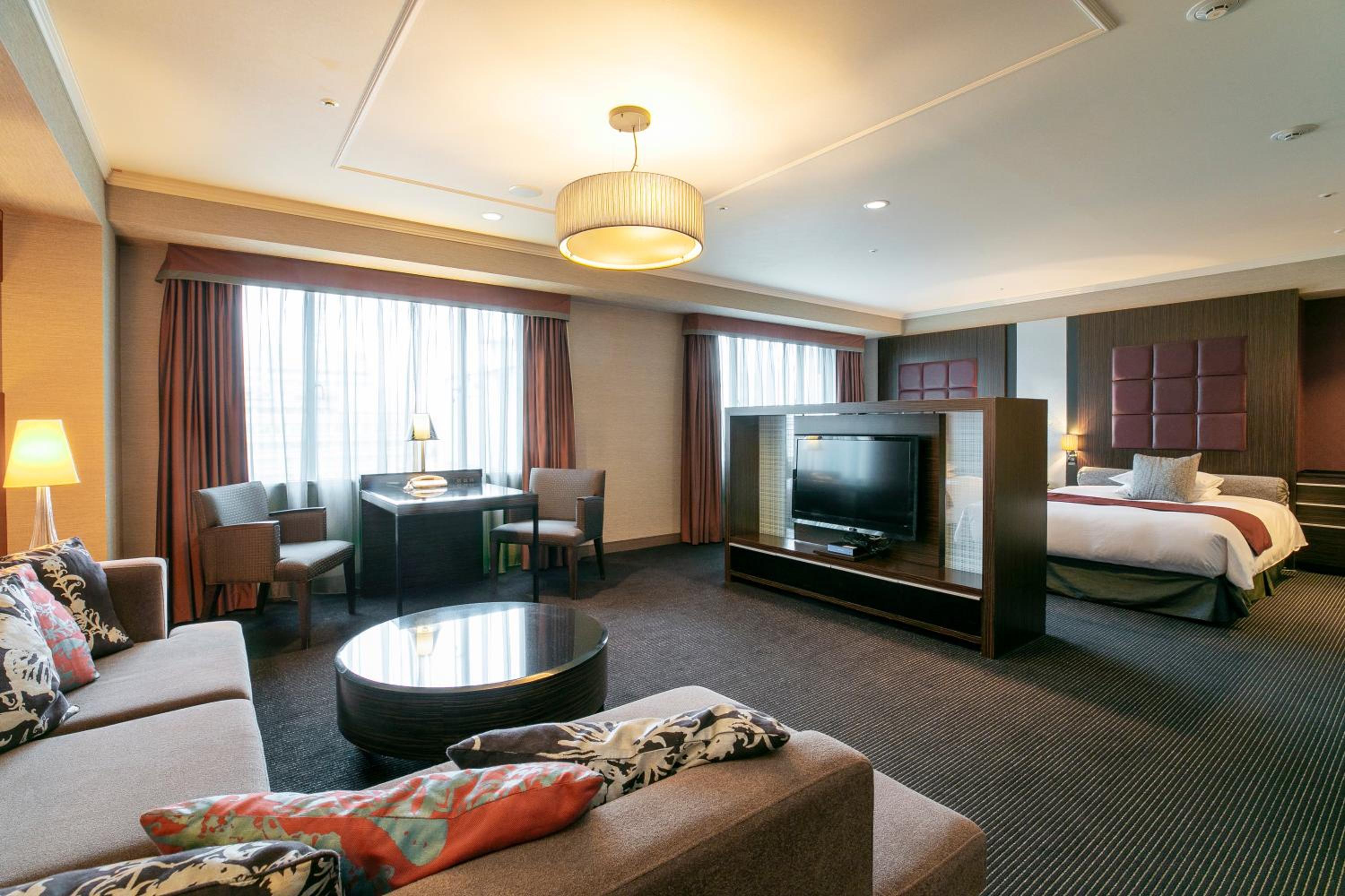 Corner Suite Twin Room - Non-Smoking