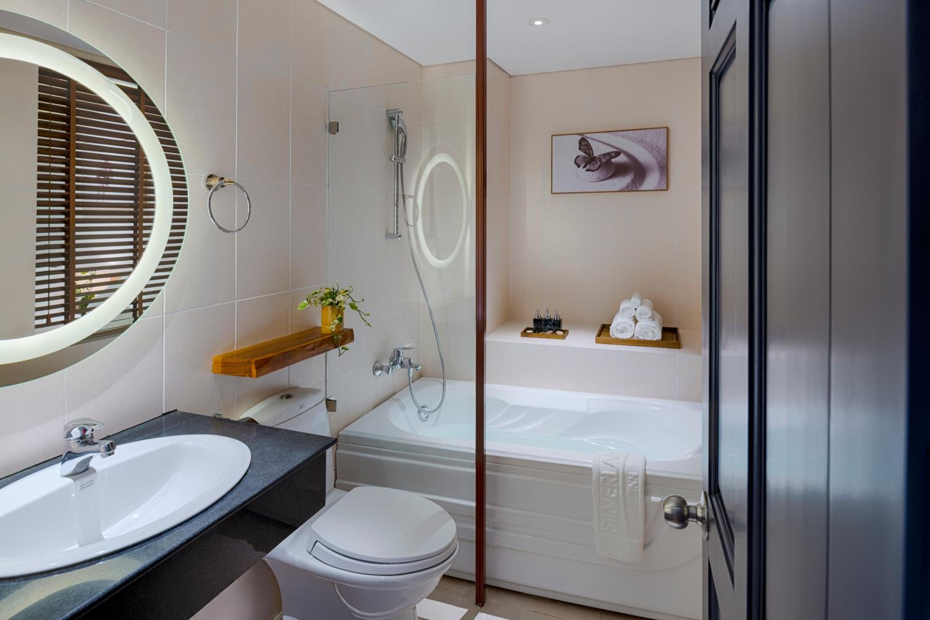 Deluxe double or twin room with small window