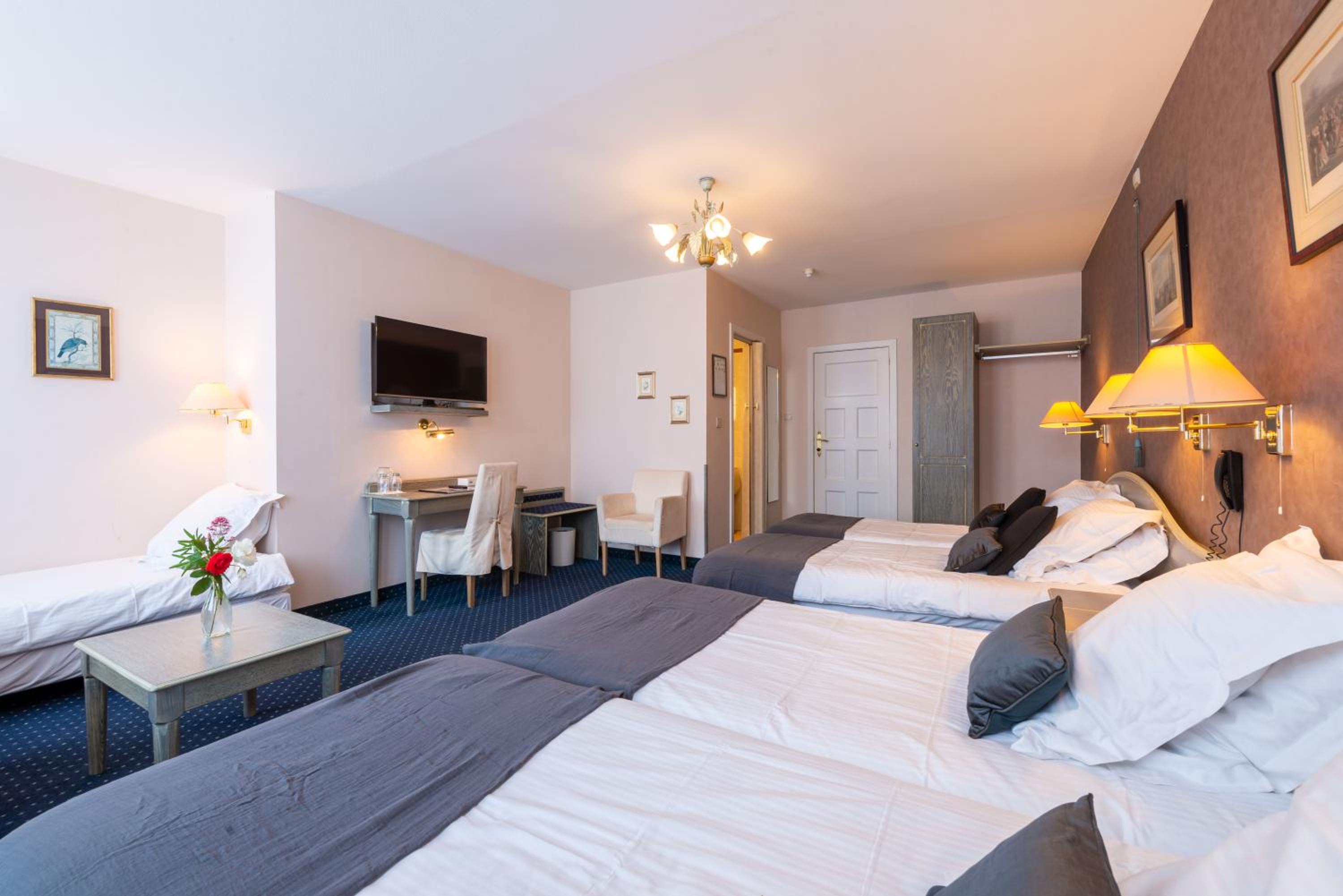 Family Room (5 Adults)