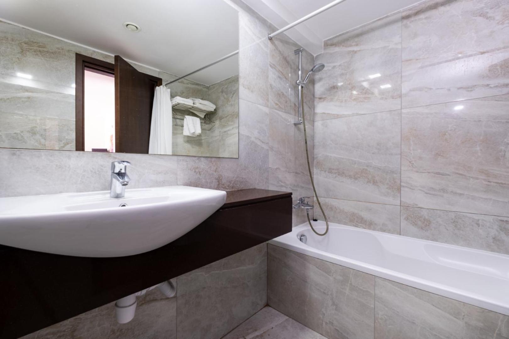 Family Room (2 Adults + 2 Children)