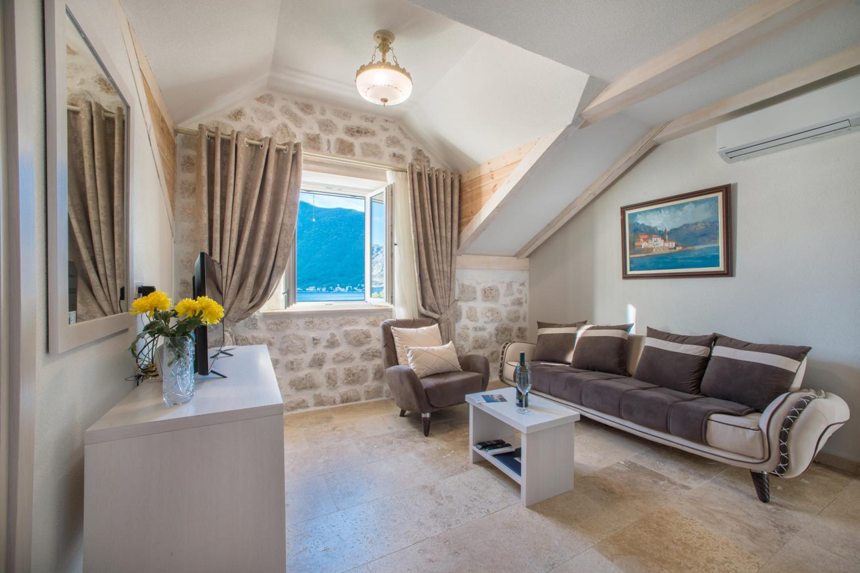 Deluxe Apartment with sea view and balcony / Annex C