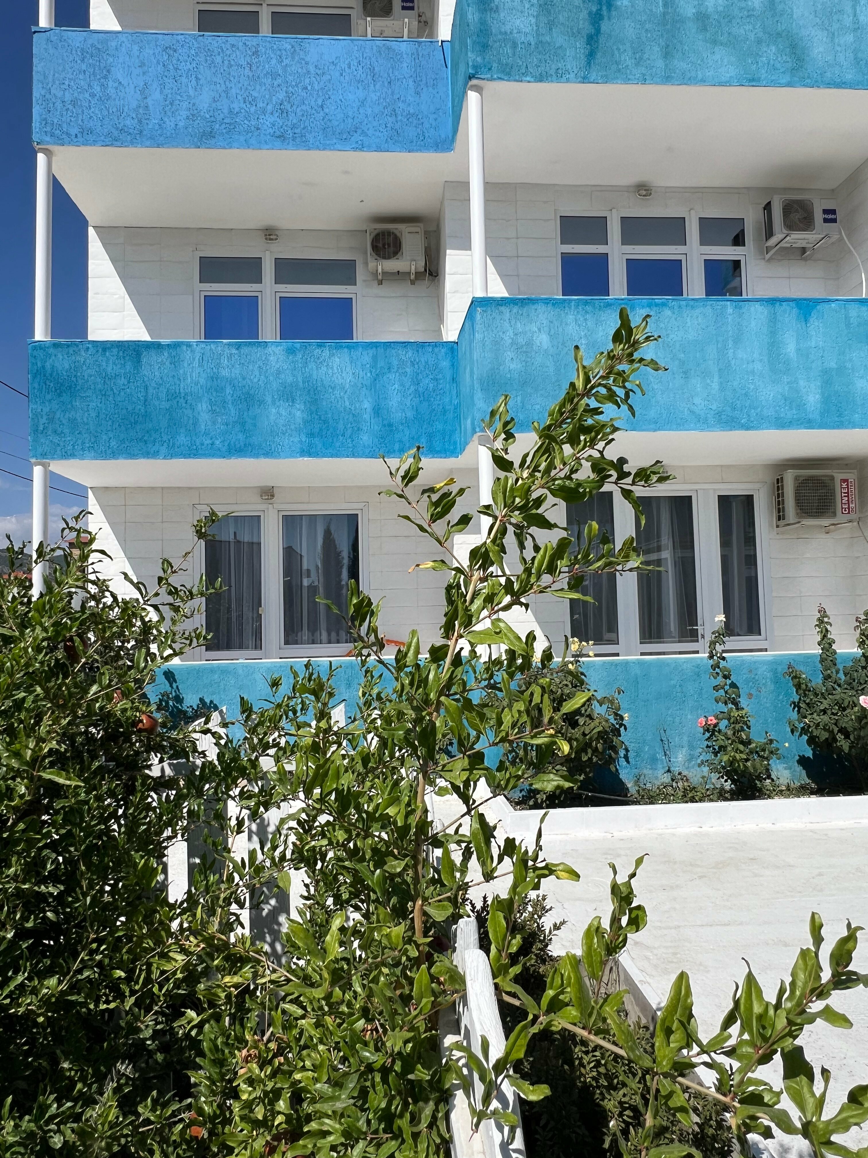 Двухкомнатные апартаменты с двумя балконами и кухней