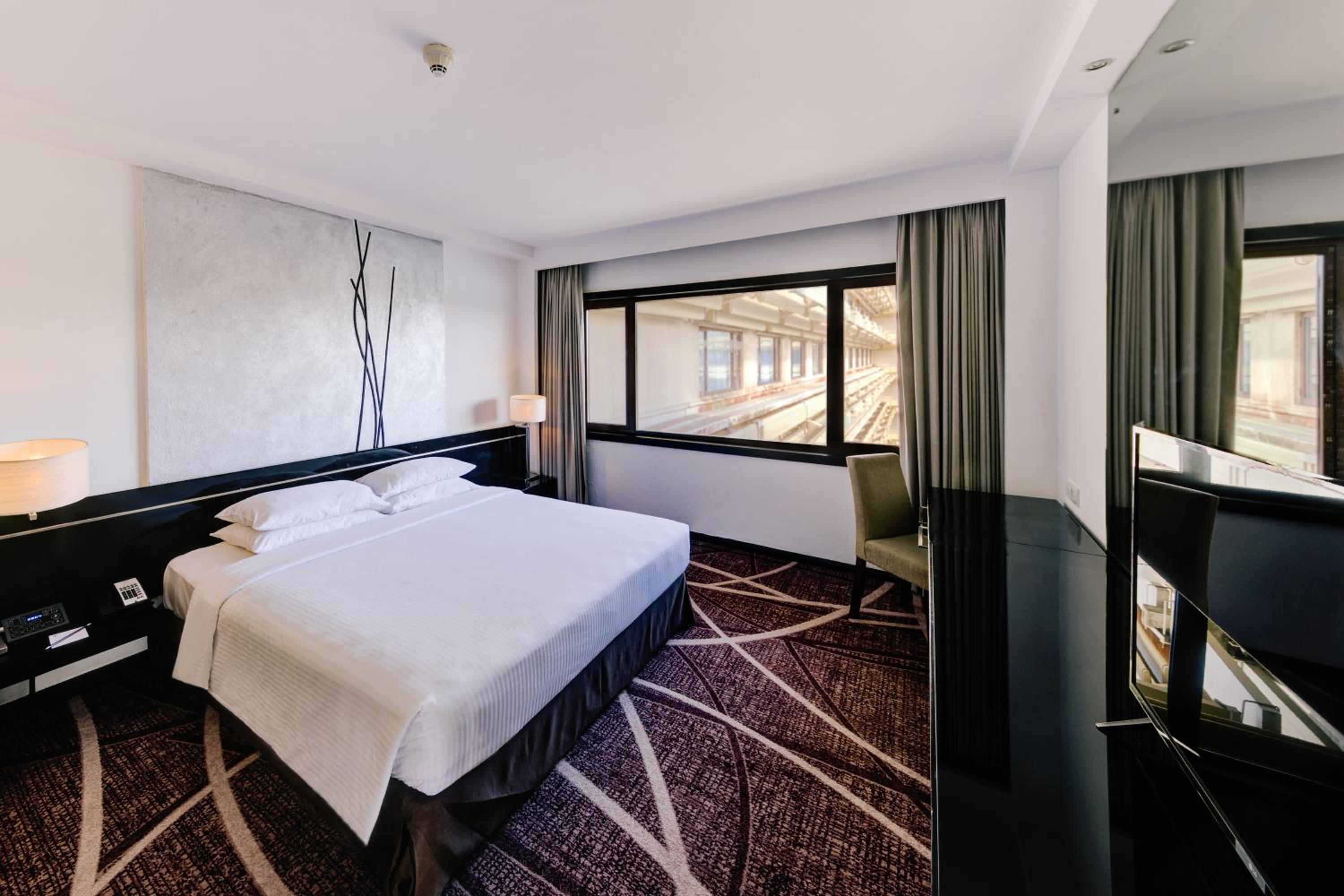 Cilantro Suite with Terrace & Lounge Access