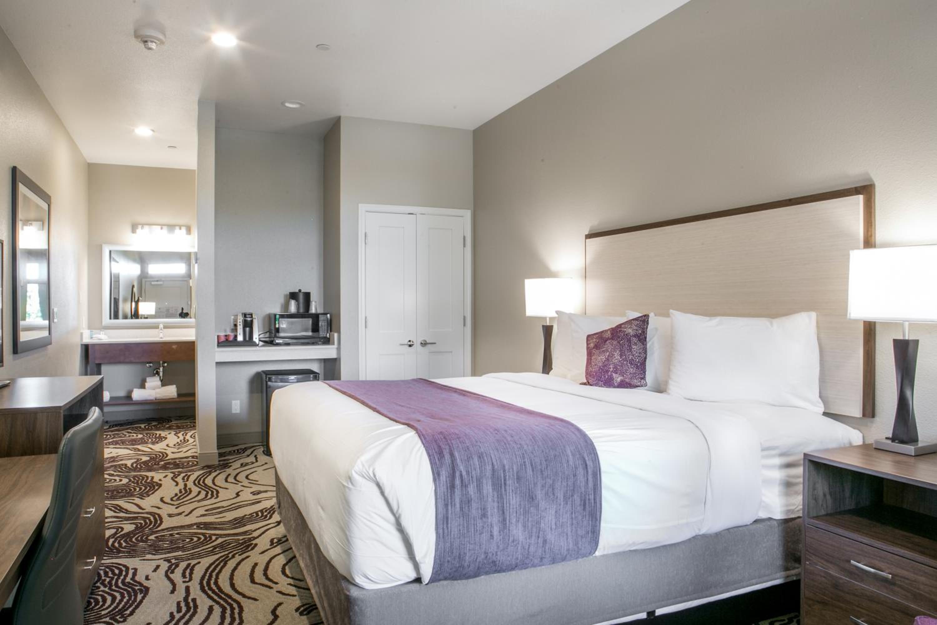 Deluxe Queen Room