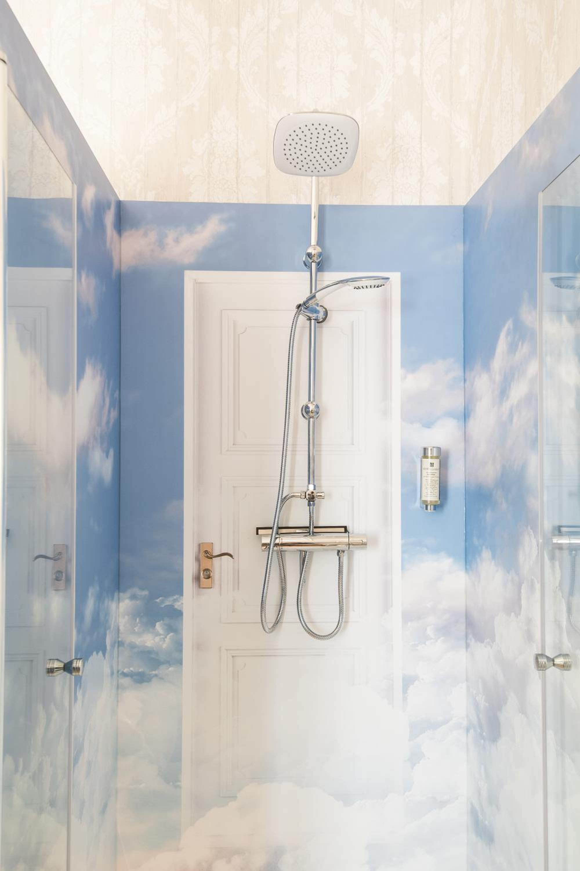 Deluxe Double Room with Shower "Prinz Himmelblau"