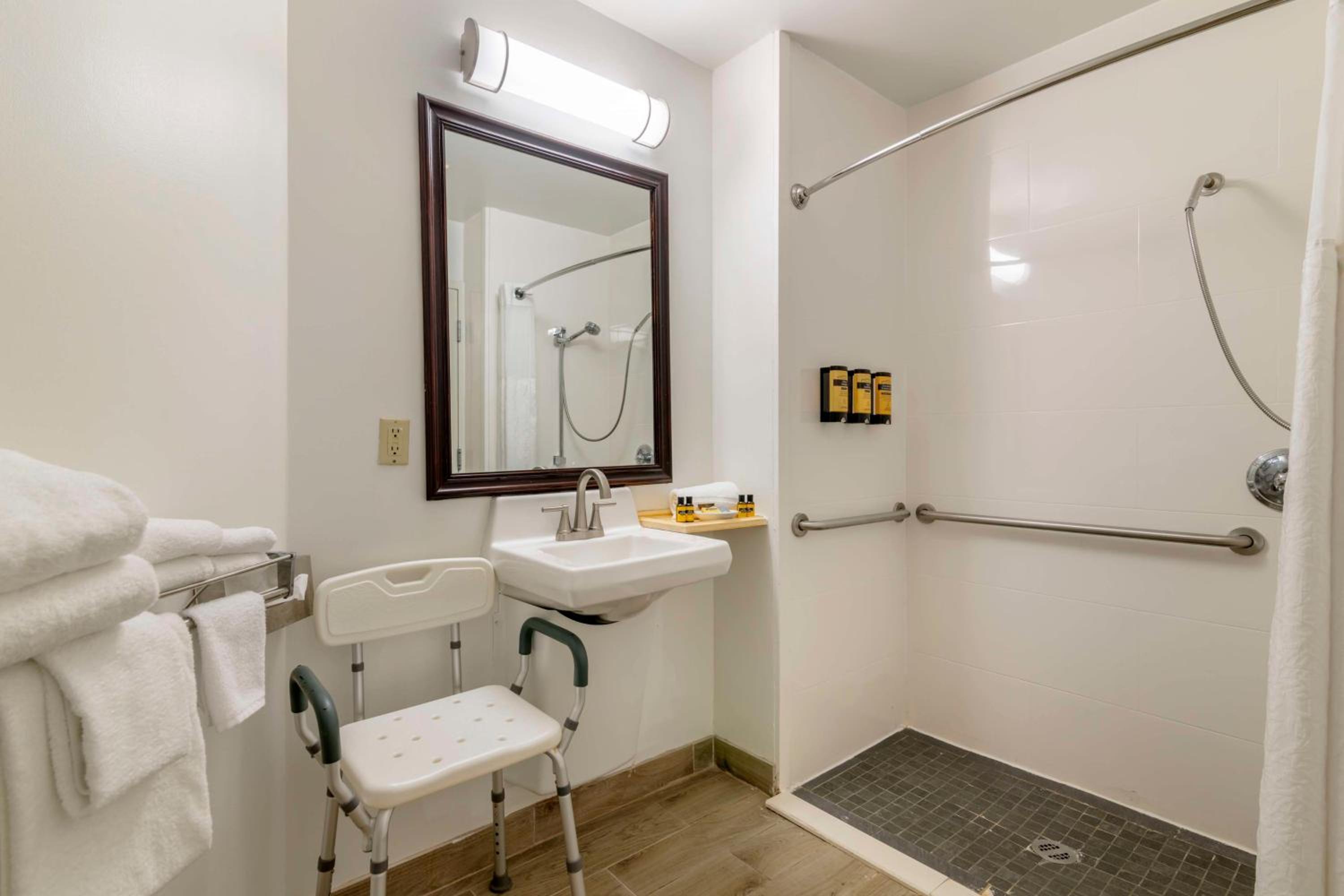 King Room with Roll-in Shower - Disability Access/Non-Smoking