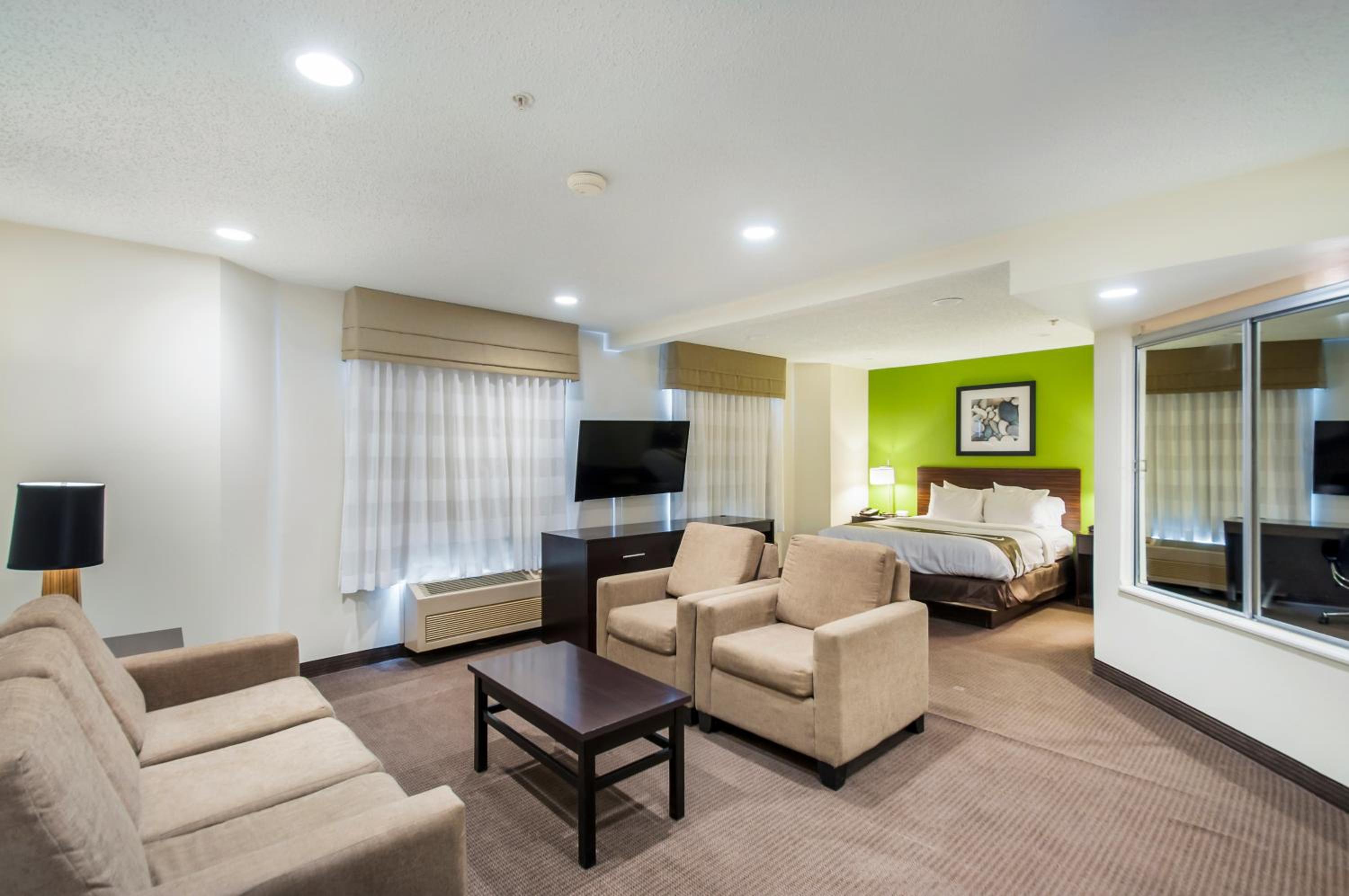 Efficiency Queen Suite with Whirlpool - Non-Smoking