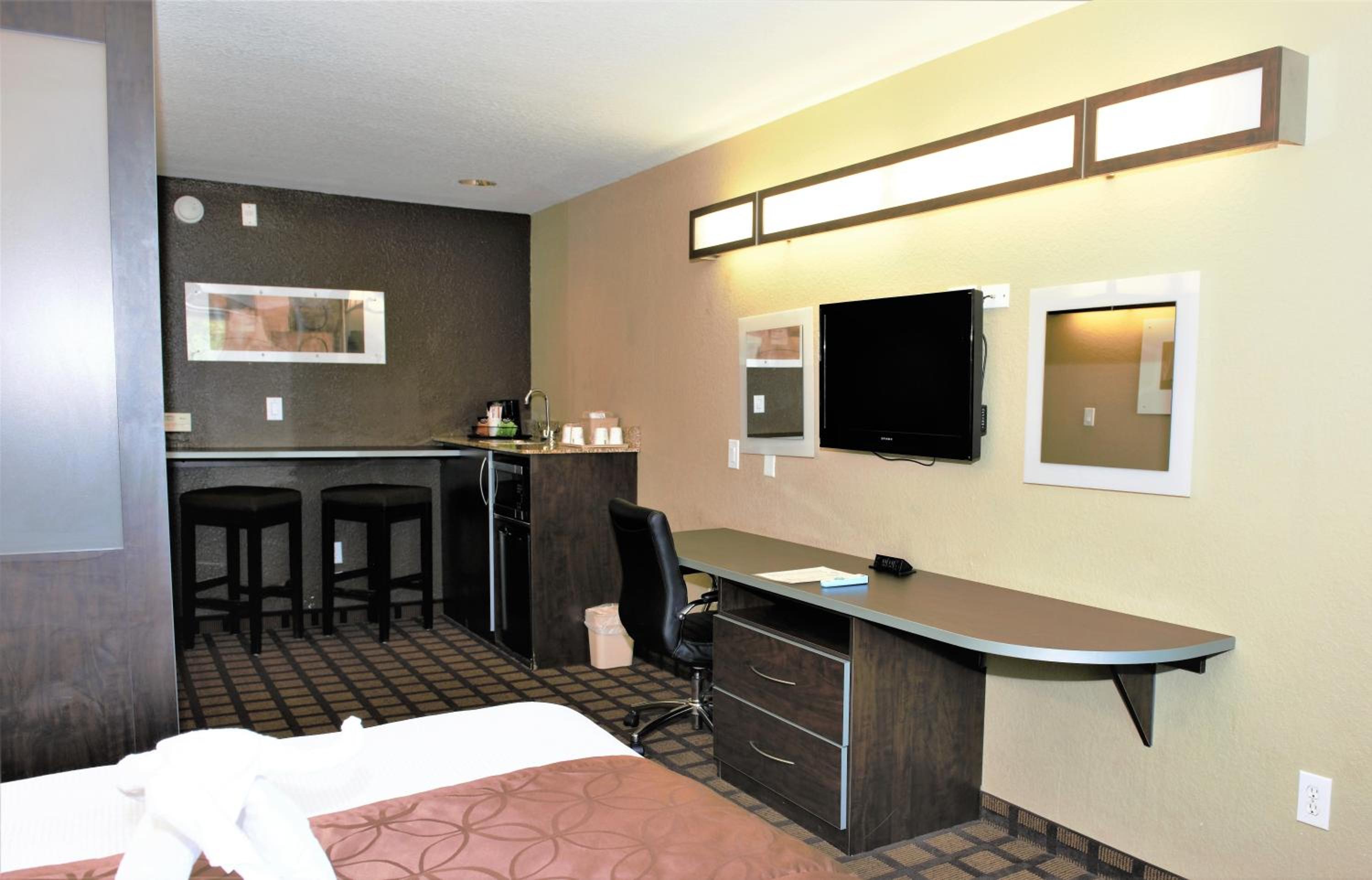 Deluxe Queen Room with Bath Tub - Mobility/Hearing Accessible - Non-Smoking