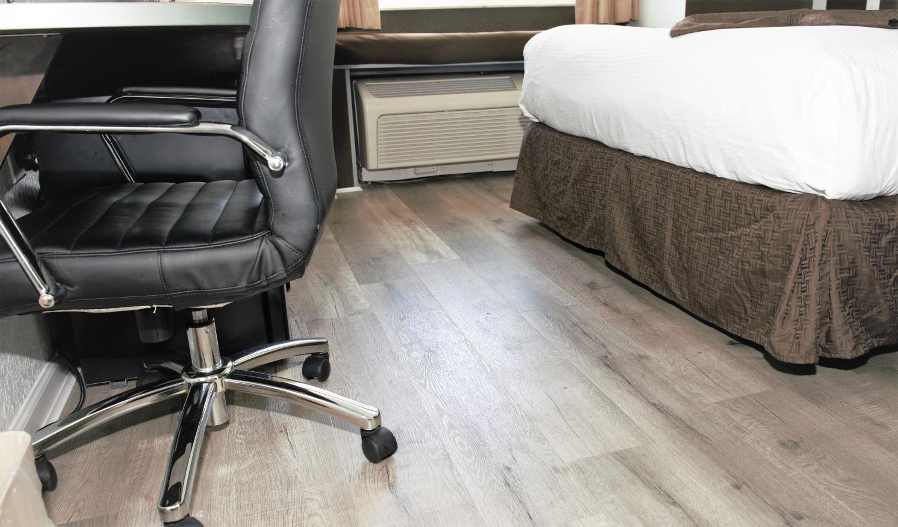 Deluxe Queen Room with Bath Tub - Mobility/Hearing Accessible - Non-Smoking