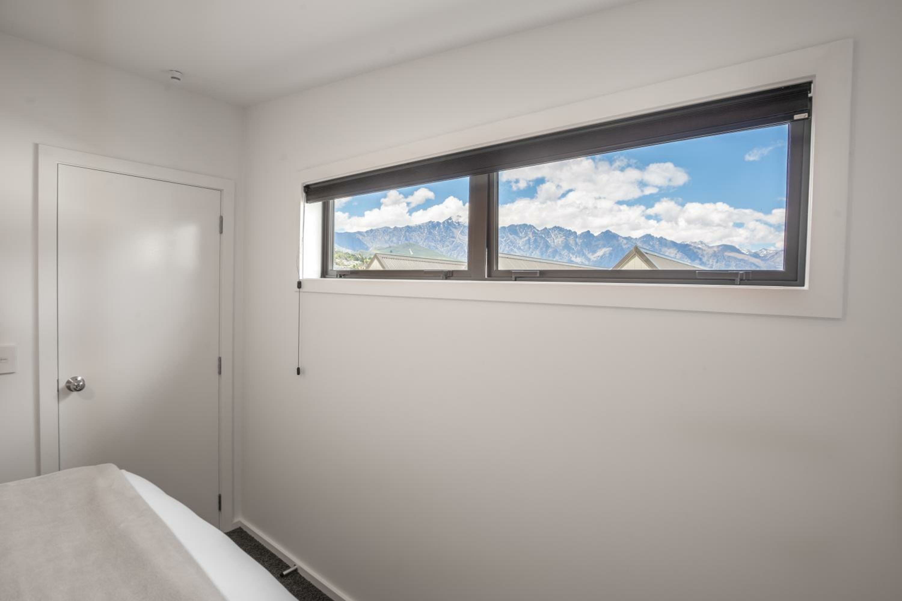Apartment with Mountain View