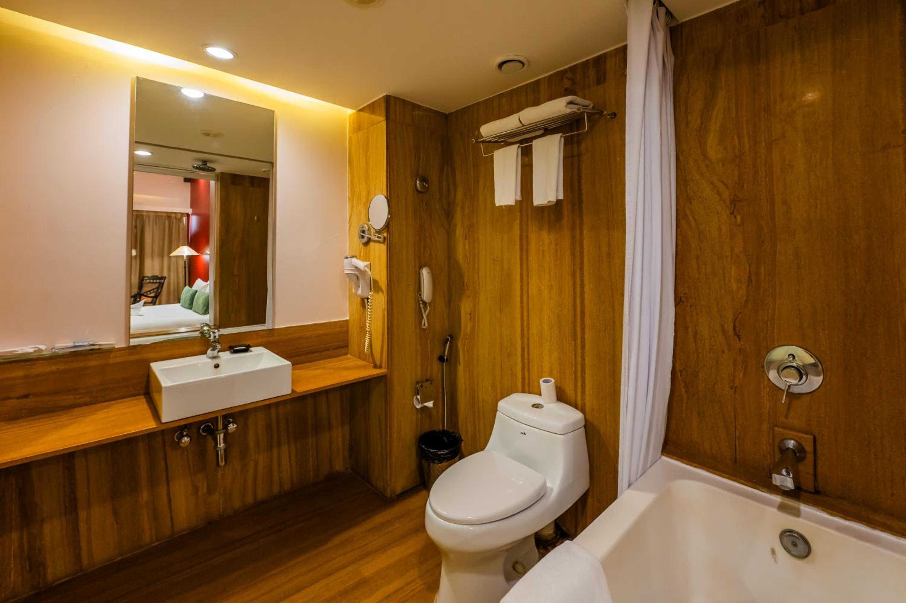 Deluxe Room king bed with balcony and bathtub 