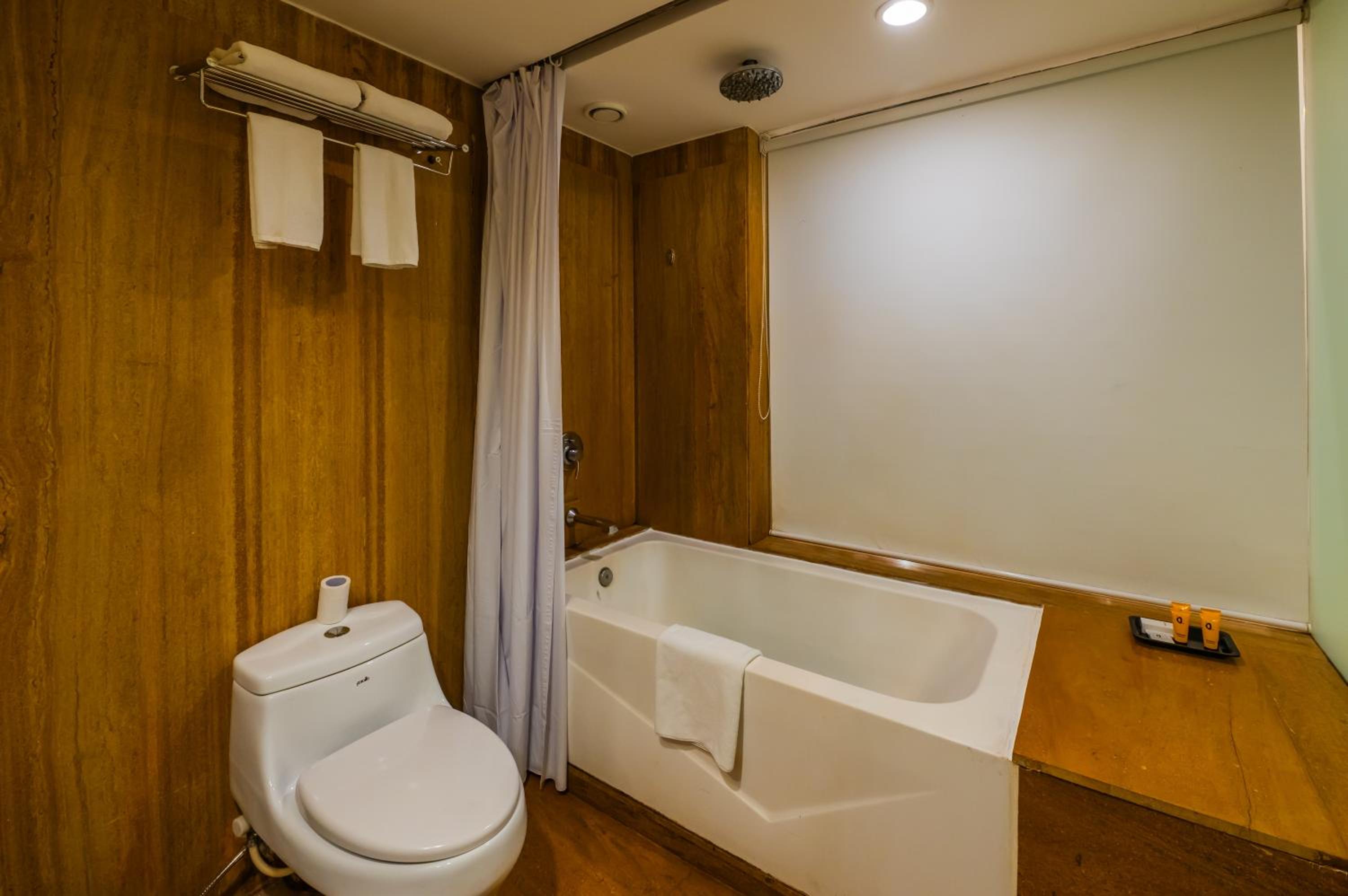 Deluxe Room king bed with balcony and bathtub 
