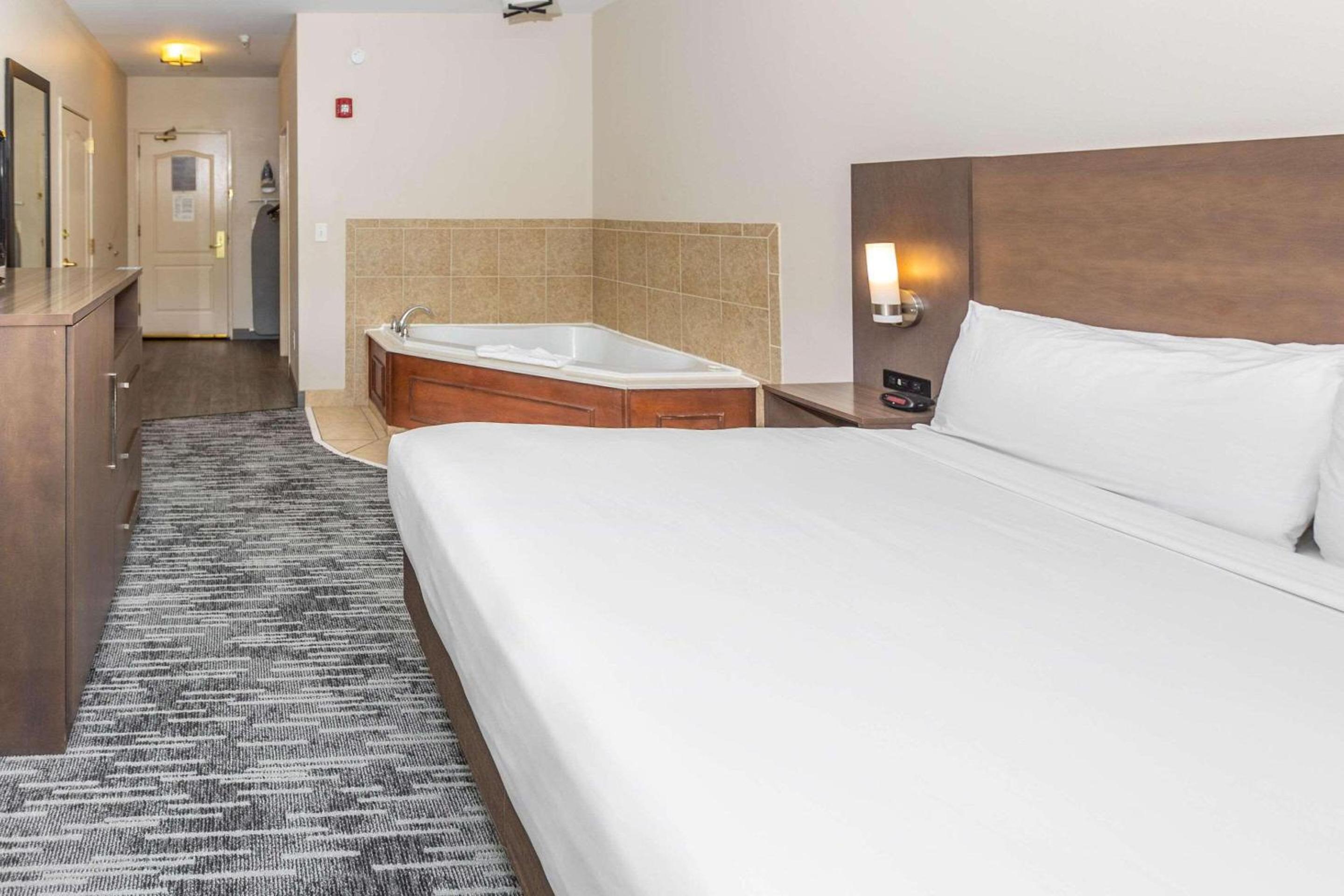 King Suite with Whirlpool - Non-smoking