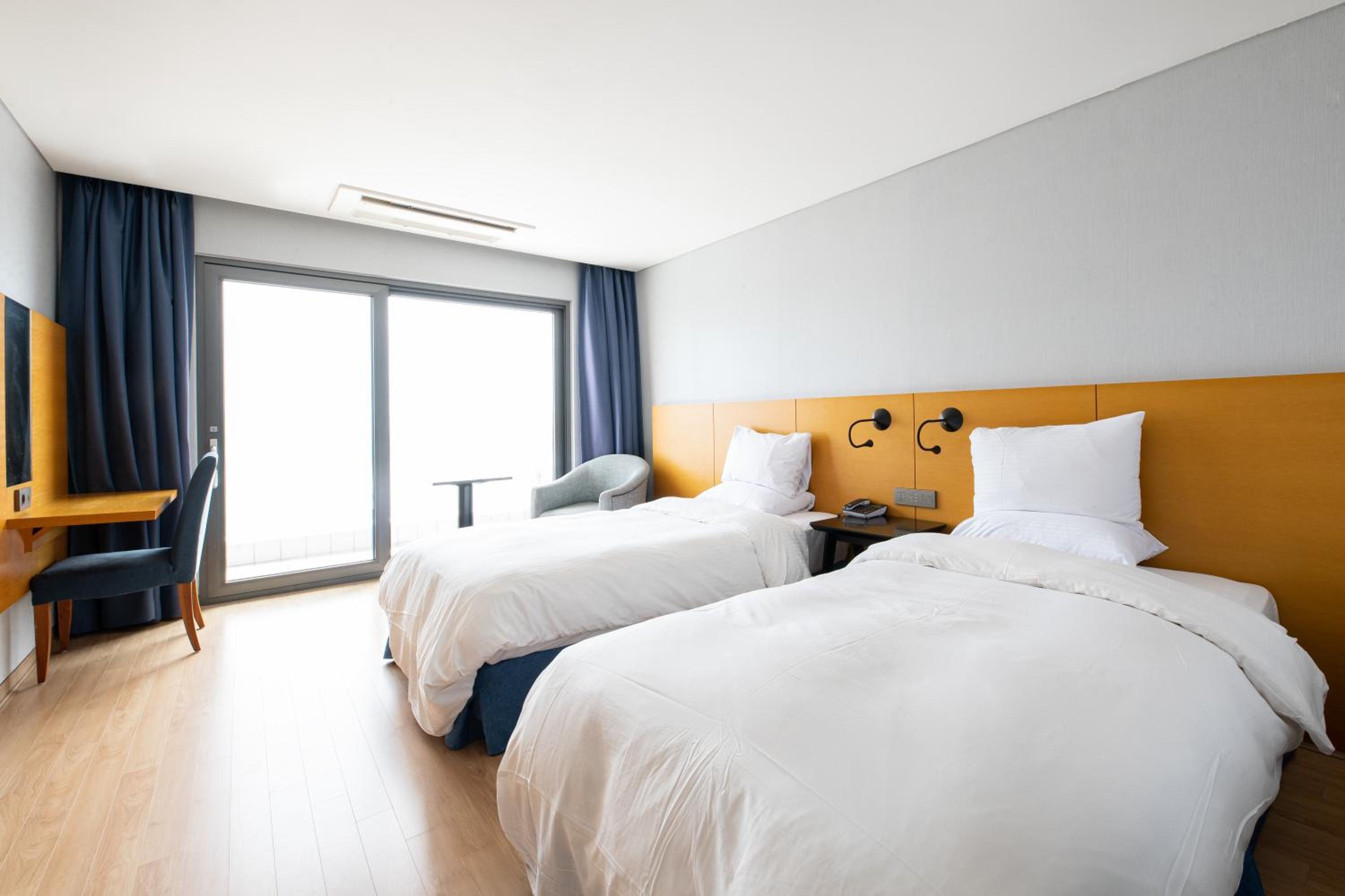 Standard Twin Room with Lake View