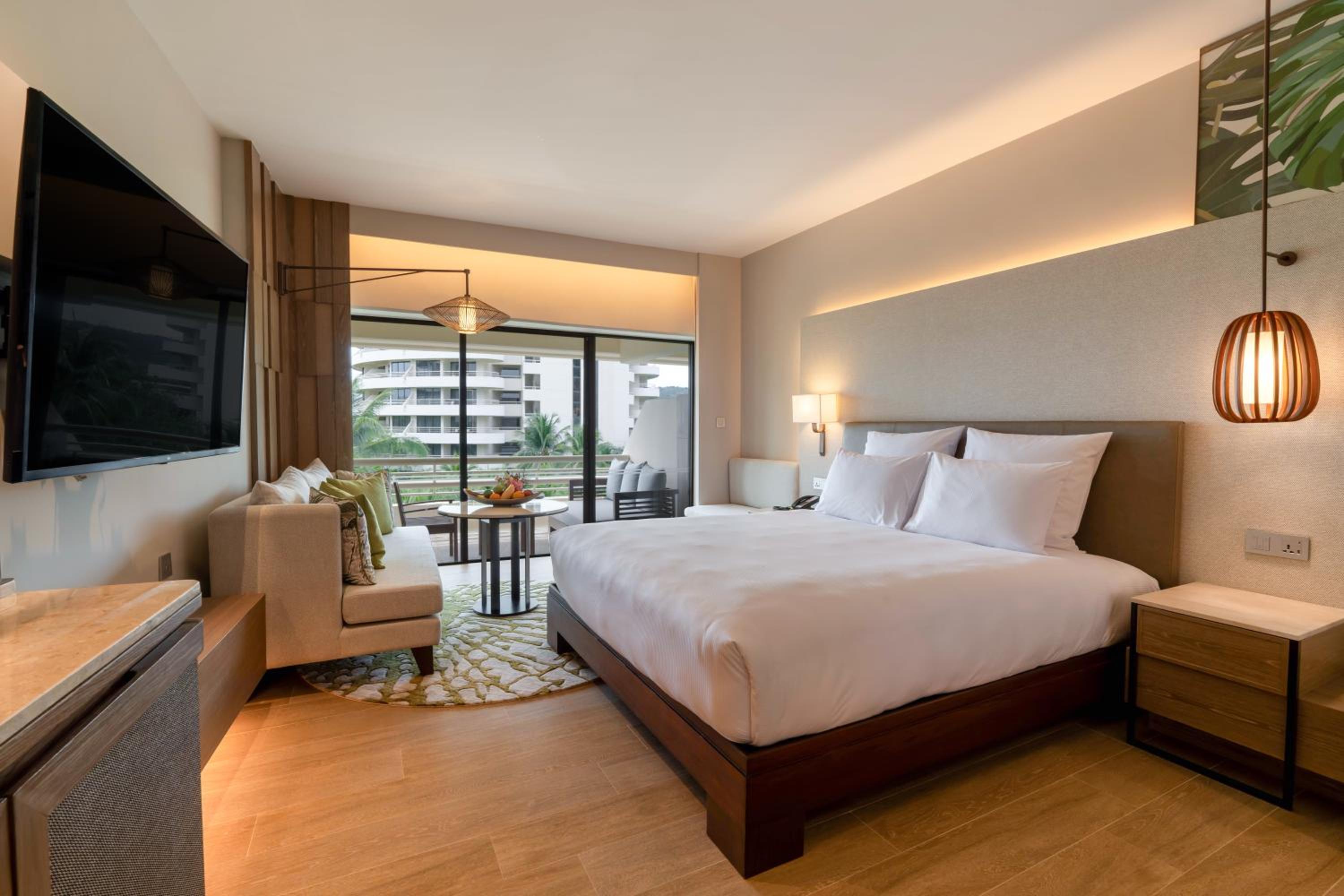 Deluxe King Room with Garden View