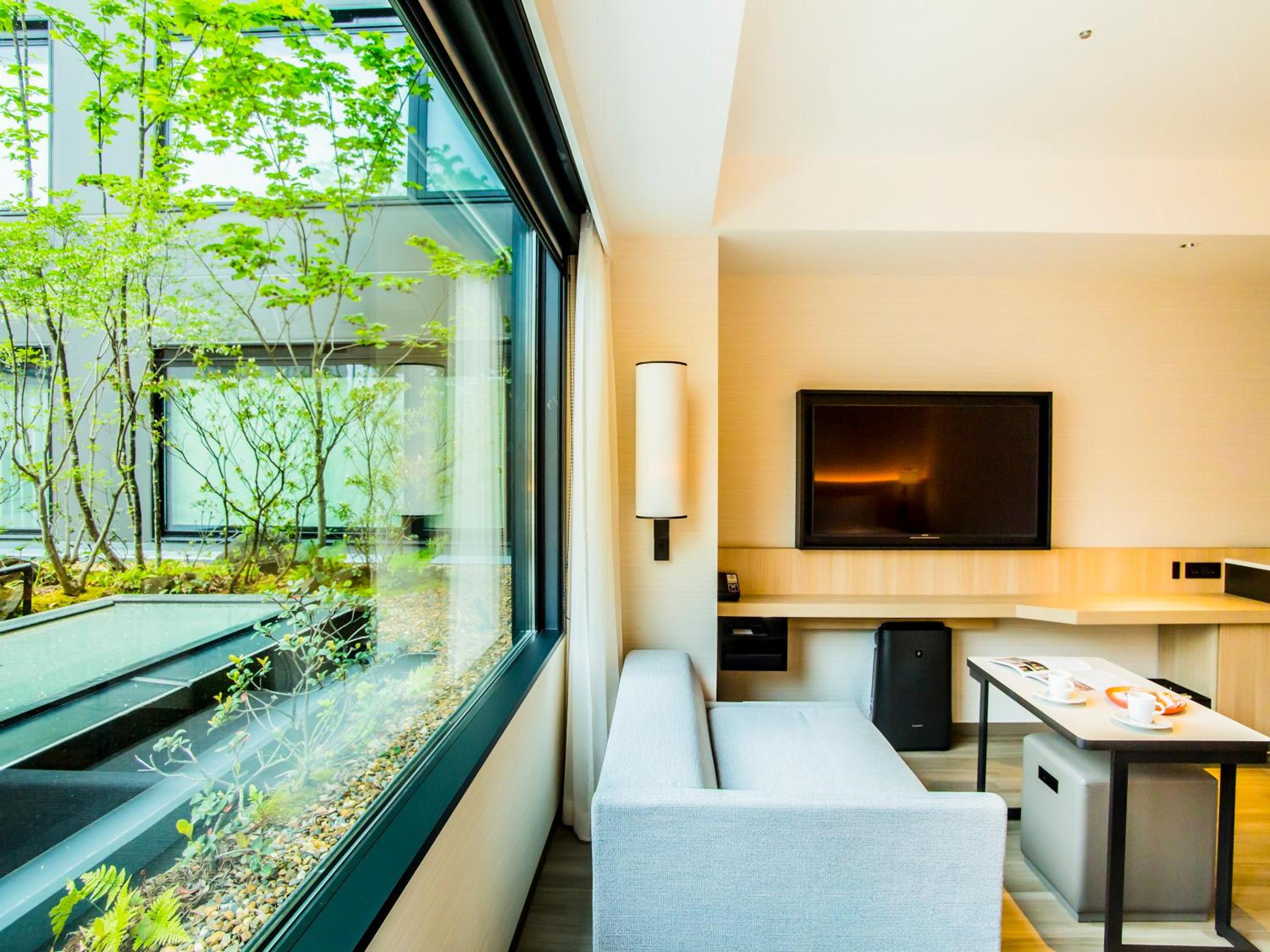 Twin Room with Bathtub - Garden View