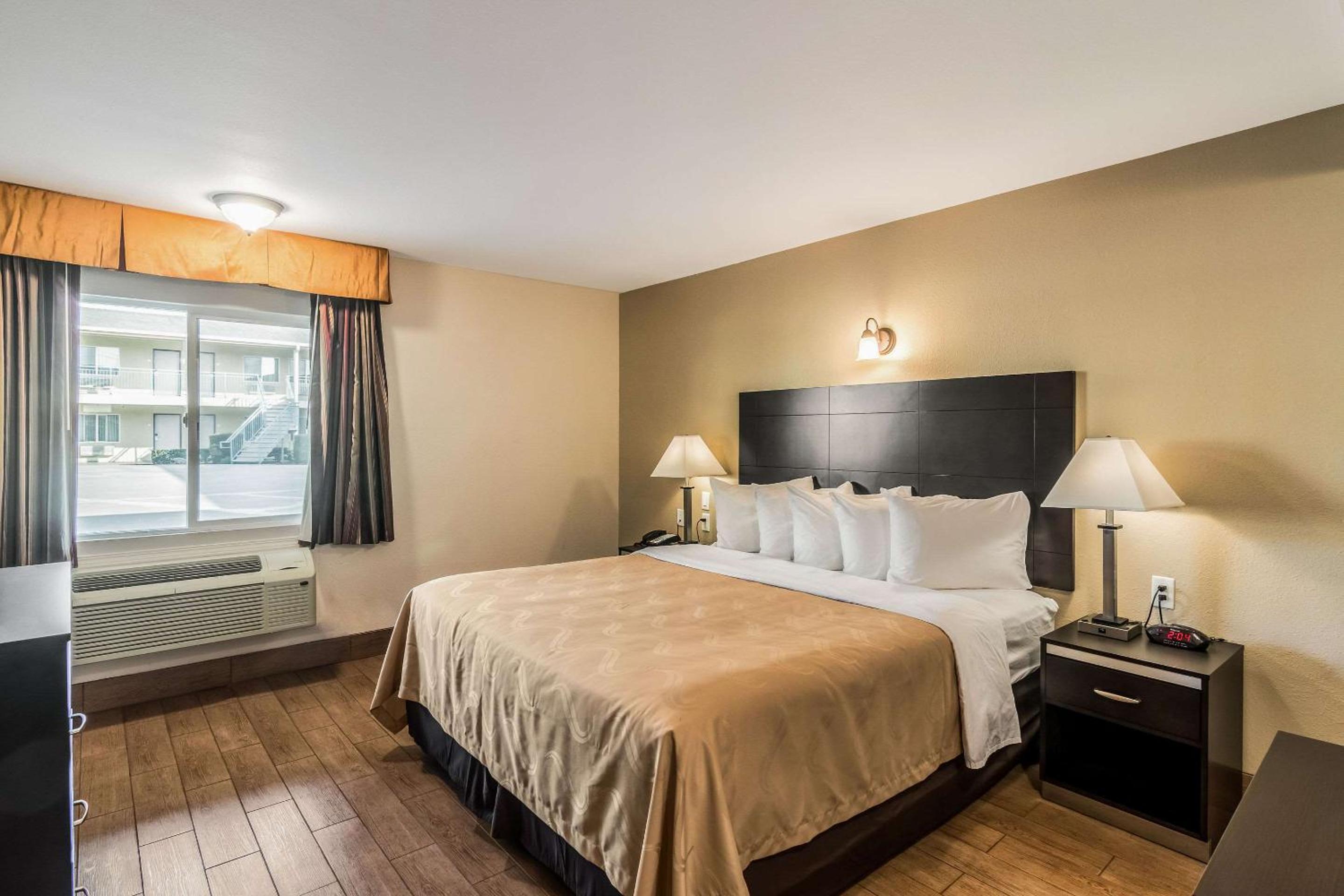 King Room with Roll-In Shower - Accessible/Non-Smoking