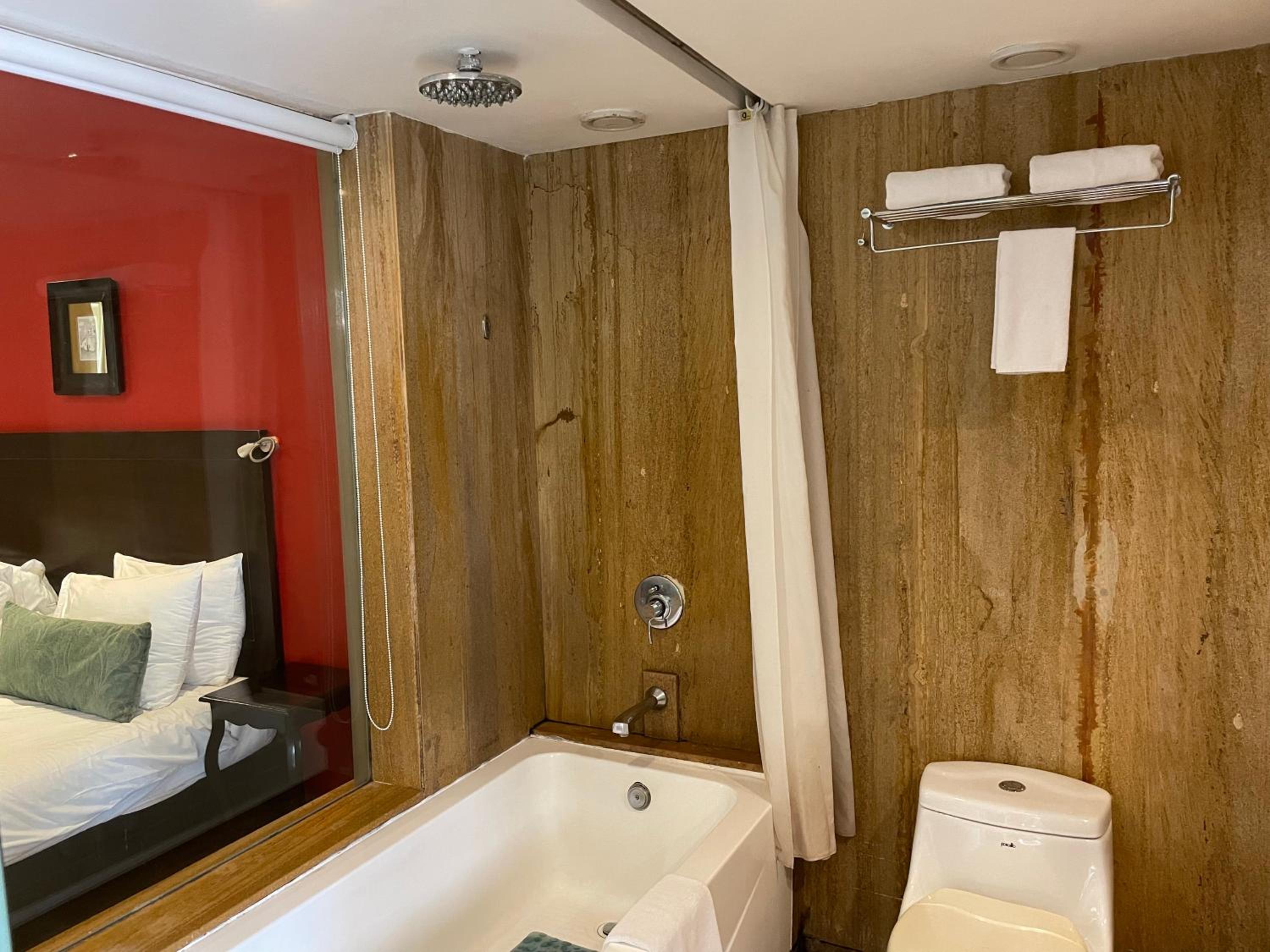 Deluxe Room twin bed with balcony and bathtub