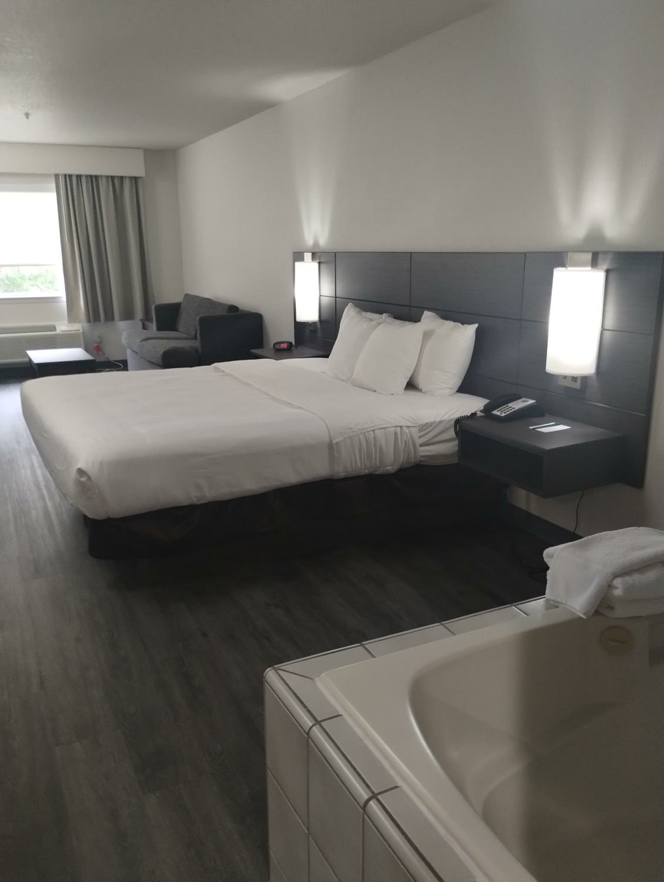 Standard King Room with Whirlpool in bath and Sofabed - Non Smoking 