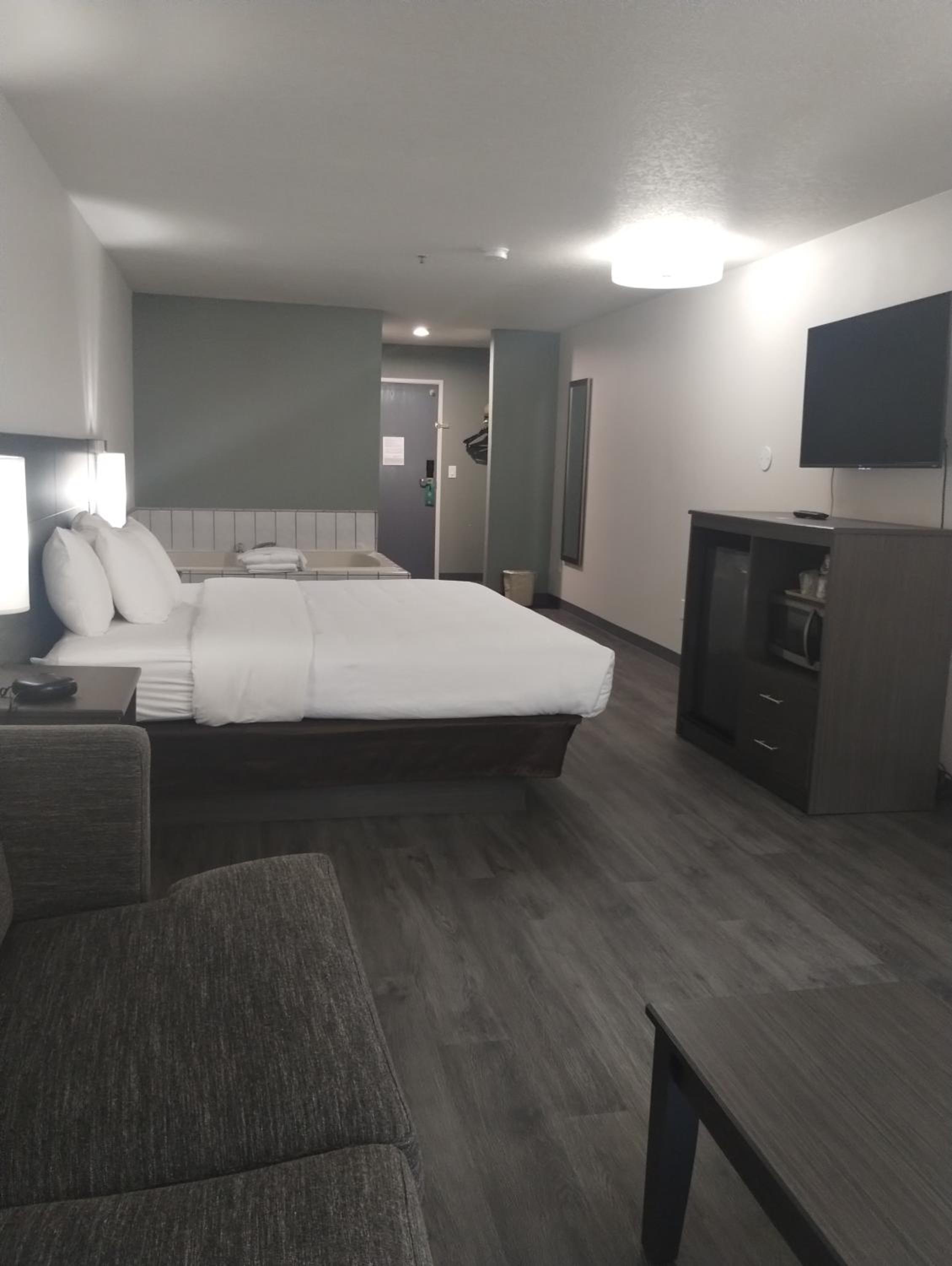 Standard King Room with Whirlpool in bath and Sofabed - Non Smoking 