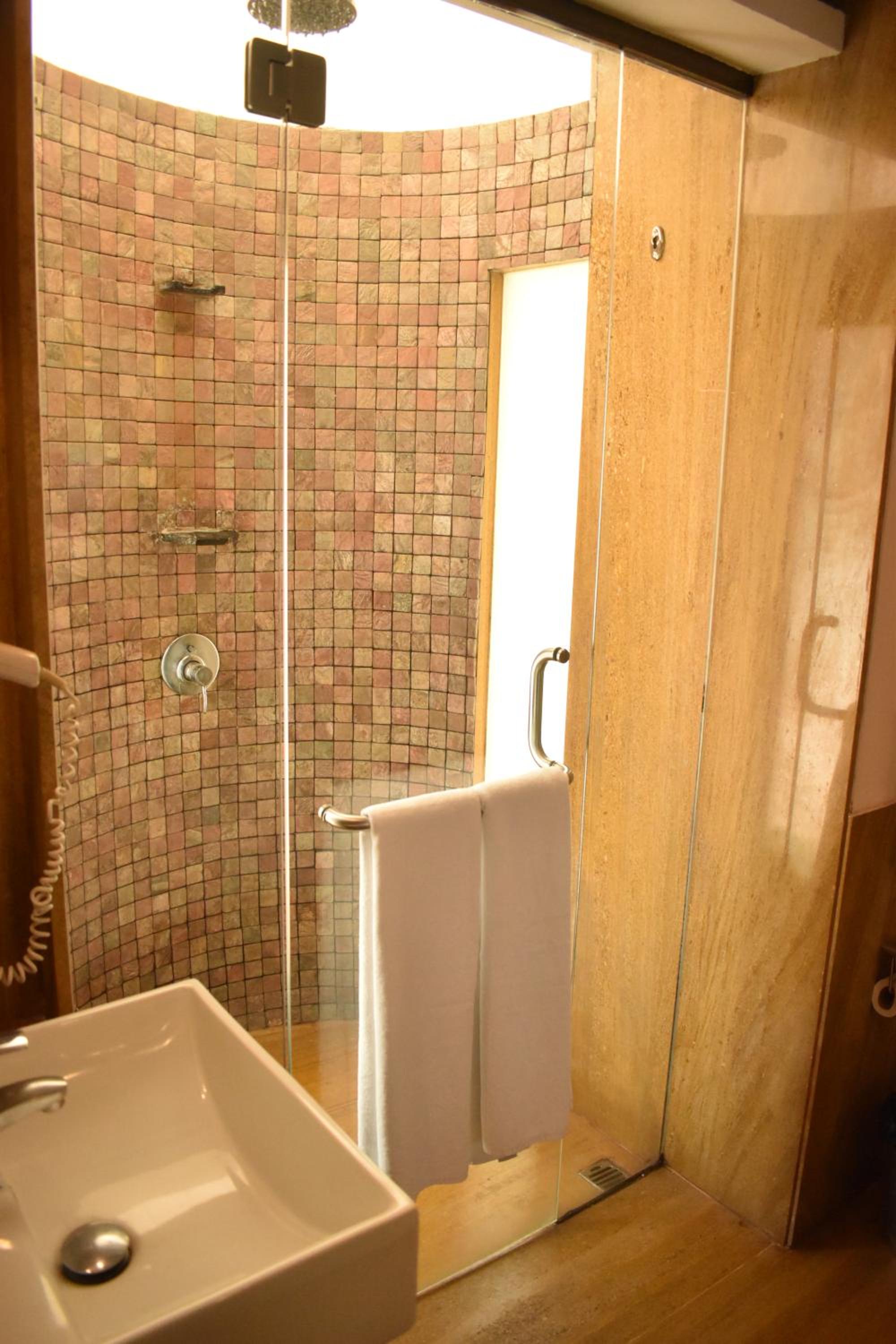 Courtyard Room twin Bed with bathtub