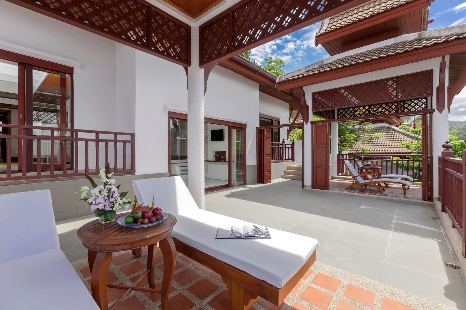 Family Seaview 2 Bedroom Hillside Suite with Terrace Bathtub