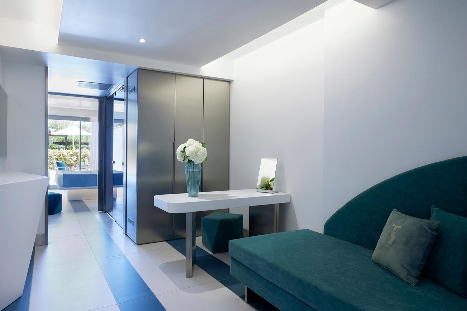 Silver Triple Open Plan Land View
