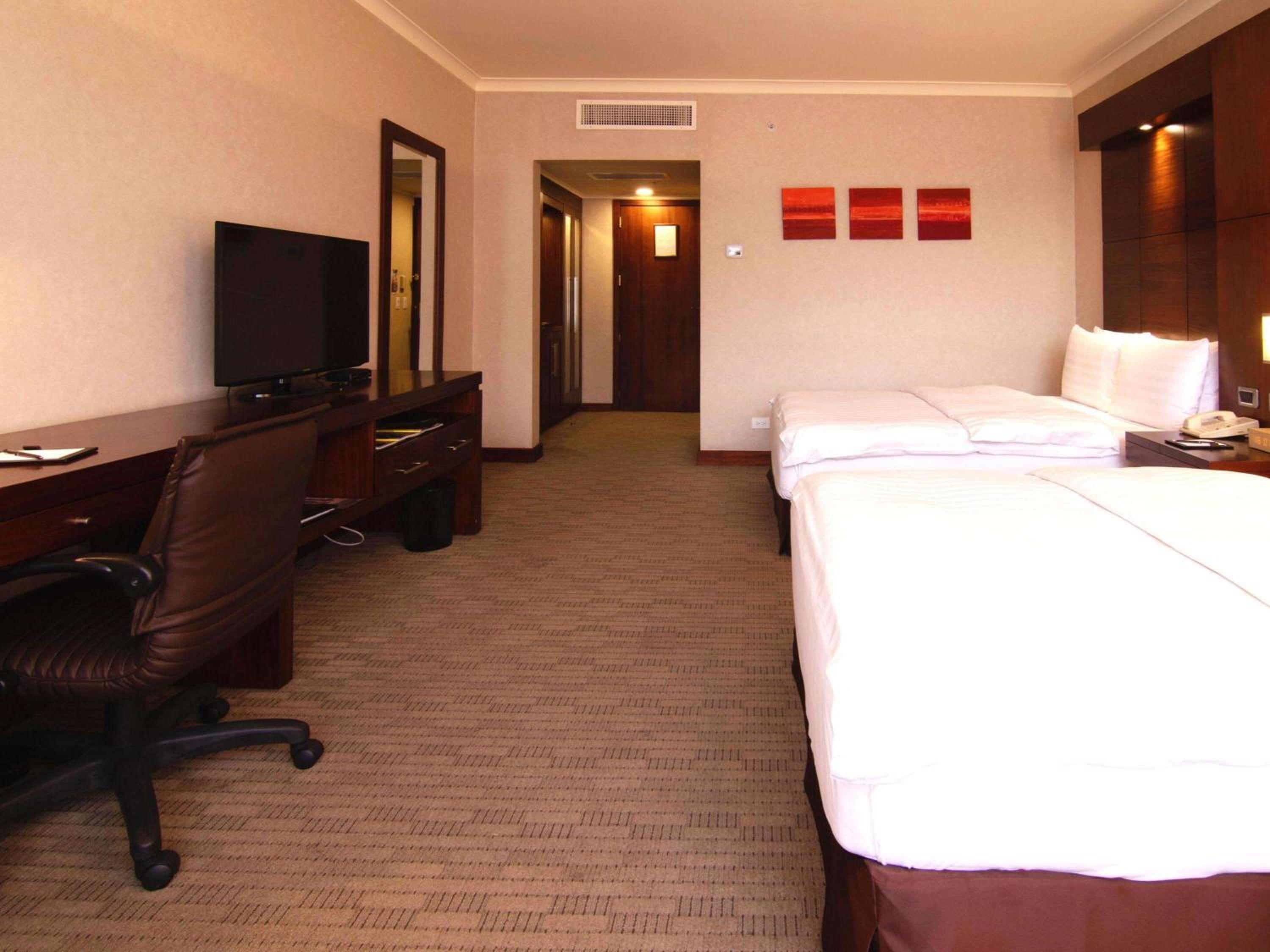 One-Bedroom Executive Suite with Twin Beds