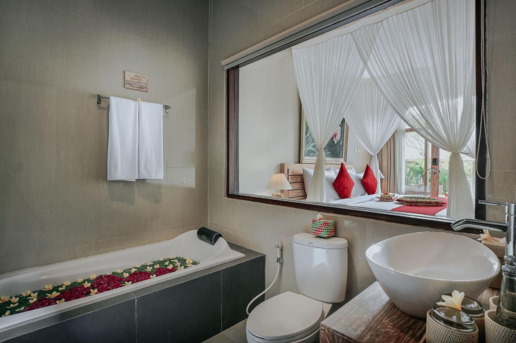 Suite with Pool Access and Free Benefit