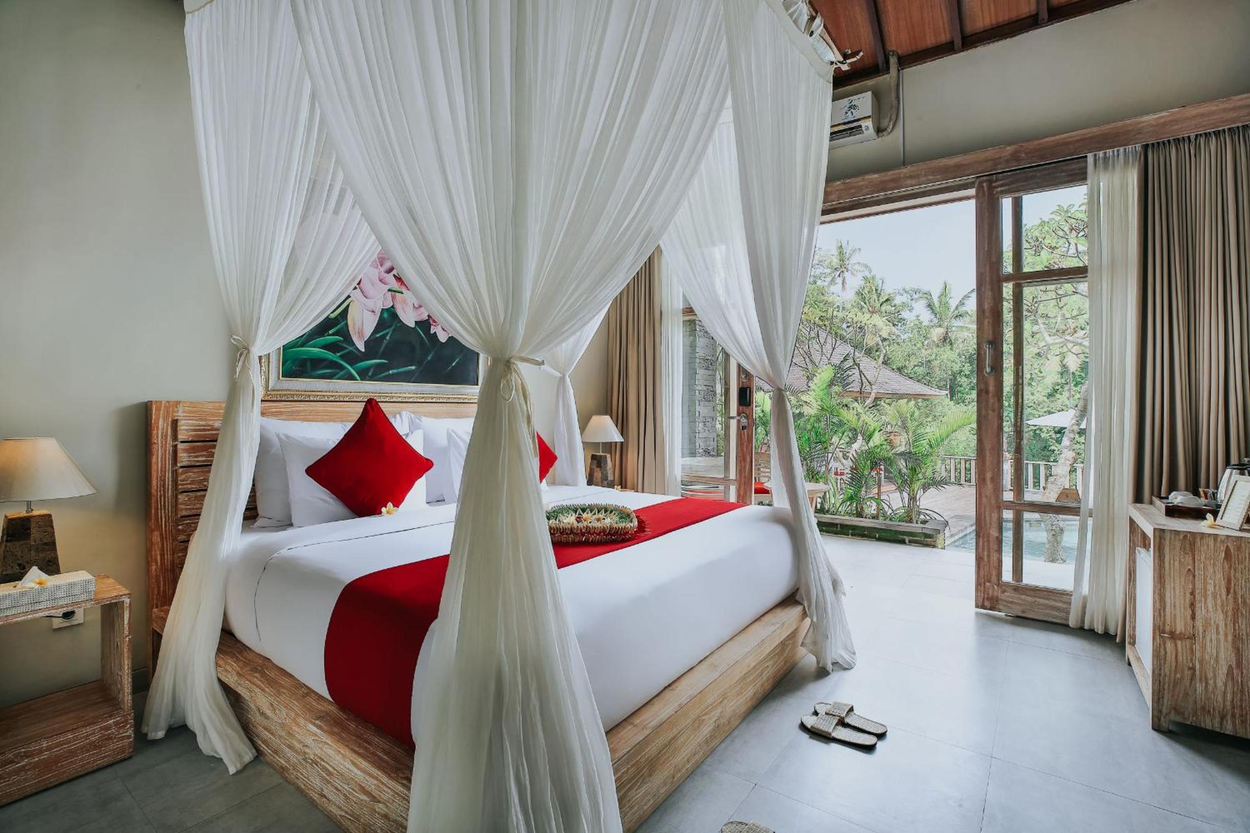 Suite with Pool Access and Free Benefit